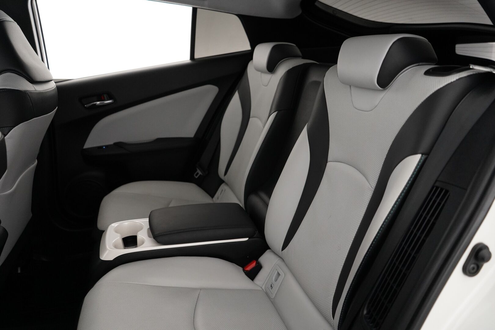 Toyota Prius 2017 Premium *ACC / Kamera / JBL / Nahkasisusta / LED / HUD / Parkkiavustin* - Kahdet renkaat OEM alumiinivantein / Todella säntillinen merkkihuollon historia / Koti + kauppakeskuslaturi