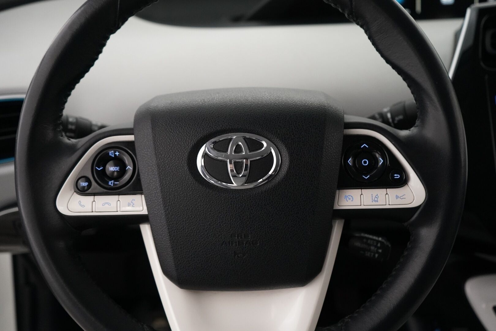 Toyota Prius 2017 Premium *ACC / Kamera / JBL / Nahkasisusta / LED / HUD / Parkkiavustin* - Kahdet renkaat OEM alumiinivantein / Todella säntillinen merkkihuollon historia / Koti + kauppakeskuslaturi