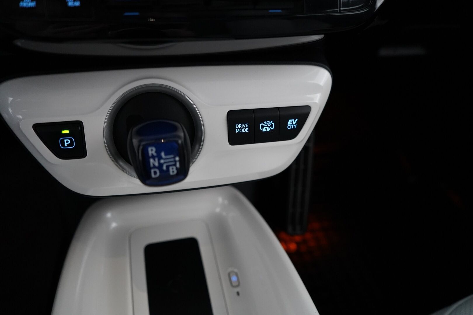 Toyota Prius 2017 Premium *ACC / Kamera / JBL / Nahkasisusta / LED / HUD / Parkkiavustin* - Kahdet renkaat OEM alumiinivantein / Todella säntillinen merkkihuollon historia / Koti + kauppakeskuslaturi