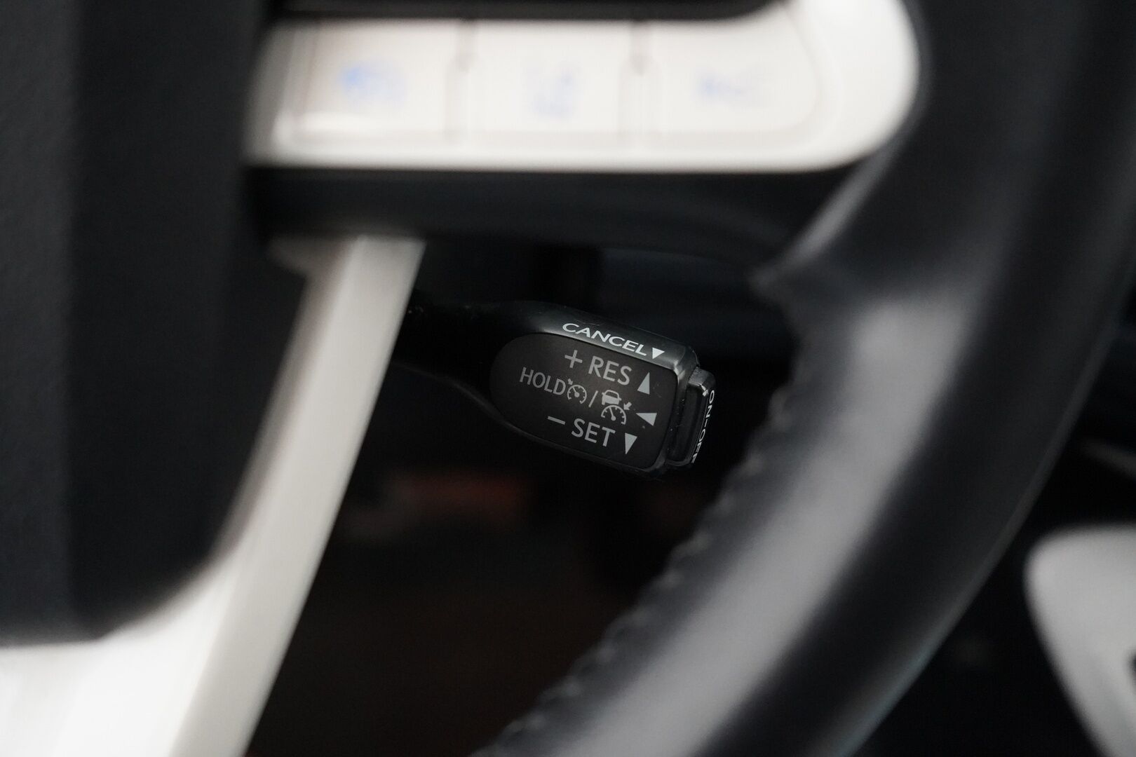 Toyota Prius 2017 Premium *ACC / Kamera / JBL / Nahkasisusta / LED / HUD / Parkkiavustin* - Kahdet renkaat OEM alumiinivantein / Todella säntillinen merkkihuollon historia / Koti + kauppakeskuslaturi