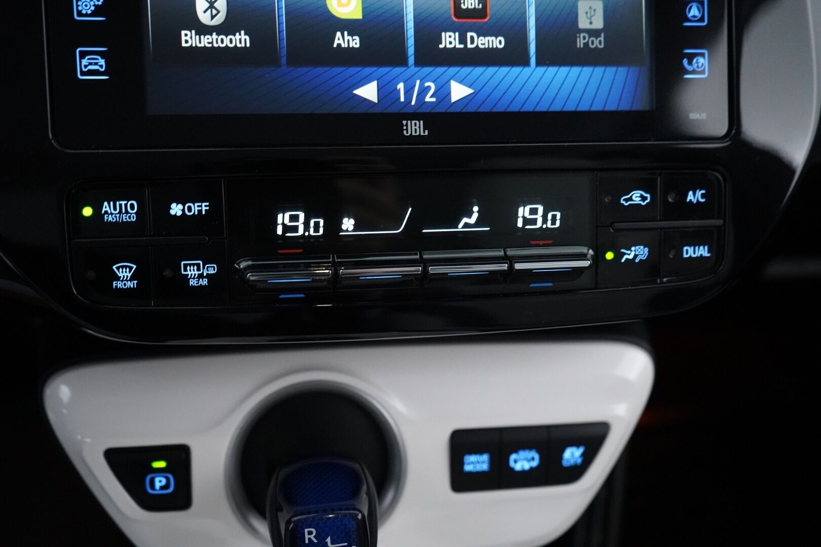 Toyota Prius 2017 Premium *ACC / Kamera / JBL / Nahkasisusta / LED / HUD / Parkkiavustin* - Kahdet renkaat OEM alumiinivantein / Todella säntillinen merkkihuollon historia / Koti + kauppakeskuslaturi