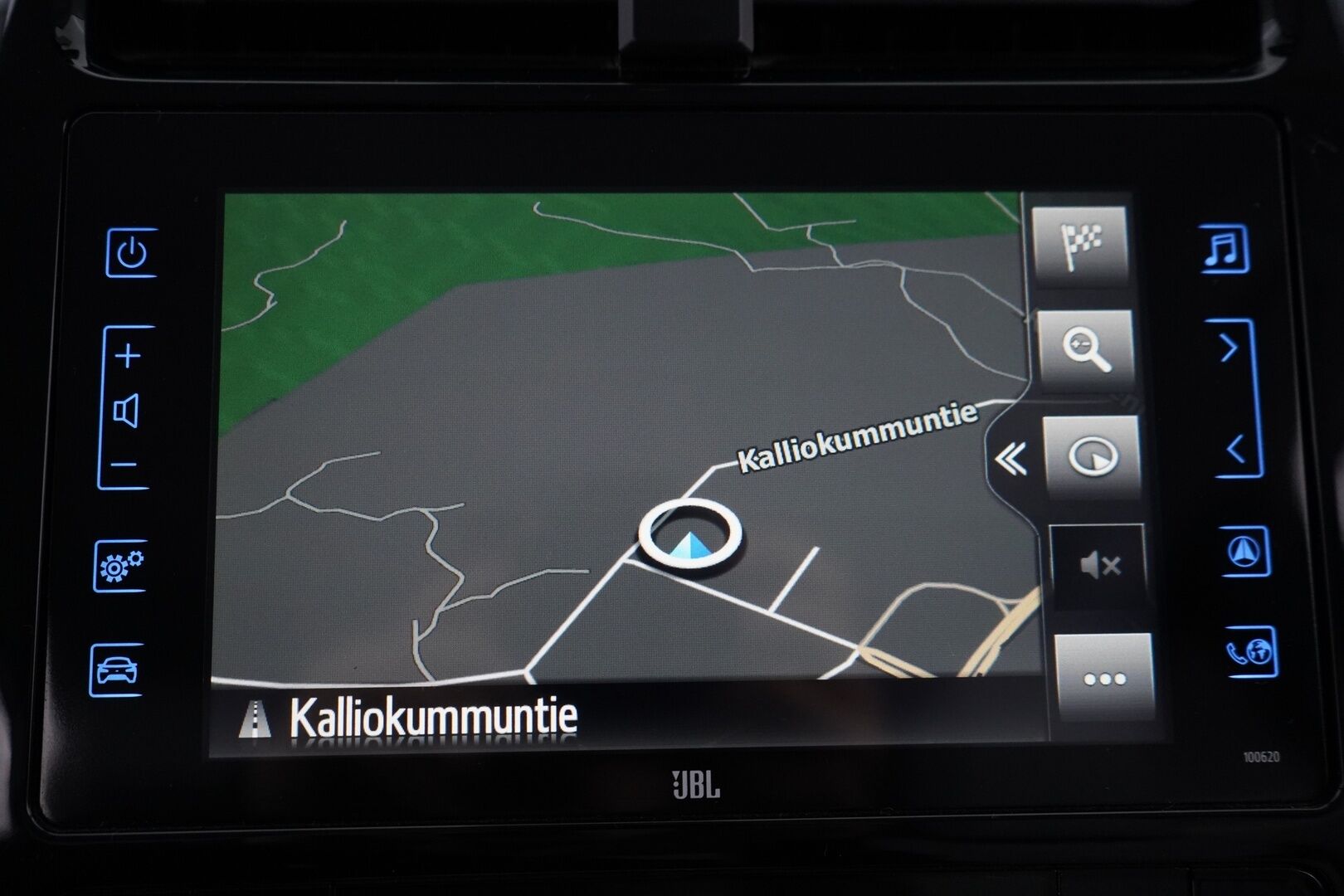 Toyota Prius 2017 Premium *ACC / Kamera / JBL / Nahkasisusta / LED / HUD / Parkkiavustin* - Kahdet renkaat OEM alumiinivantein / Todella säntillinen merkkihuollon historia / Koti + kauppakeskuslaturi