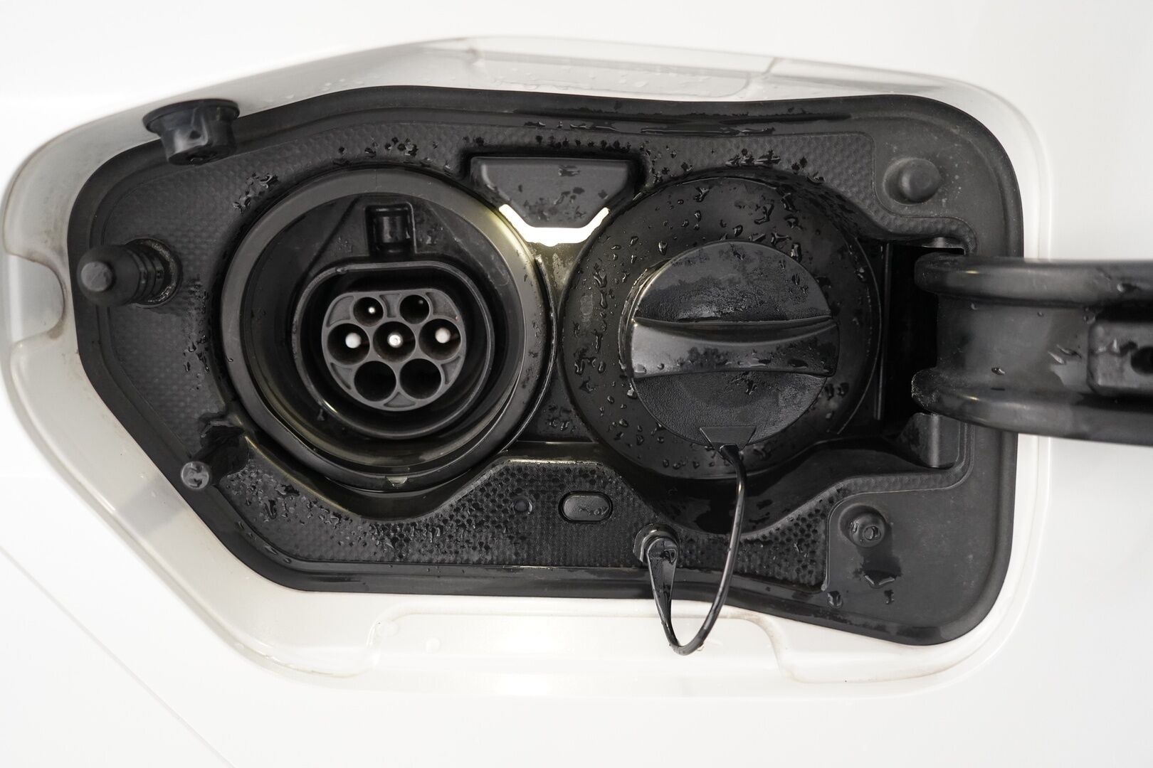 Toyota Prius 2017 Premium *ACC / Kamera / JBL / Nahkasisusta / LED / HUD / Parkkiavustin* - Kahdet renkaat OEM alumiinivantein / Todella säntillinen merkkihuollon historia / Koti + kauppakeskuslaturi