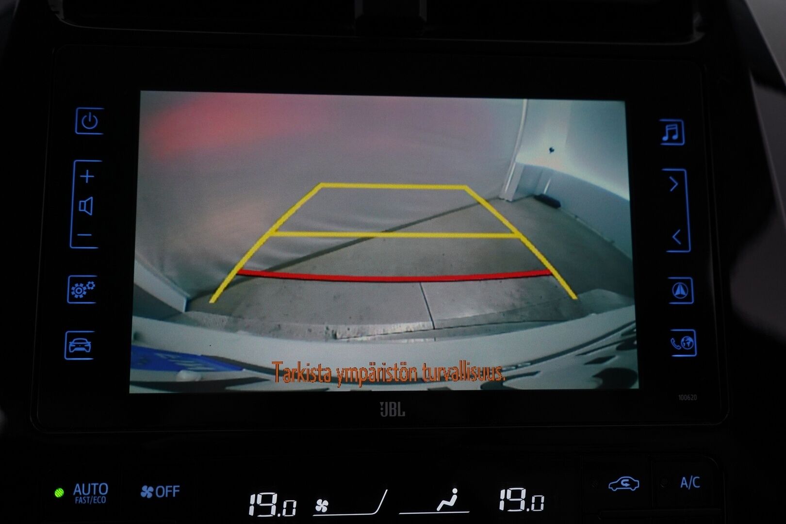 Toyota Prius 2017 Premium *ACC / Kamera / JBL / Nahkasisusta / LED / HUD / Parkkiavustin* - Kahdet renkaat OEM alumiinivantein / Todella säntillinen merkkihuollon historia / Koti + kauppakeskuslaturi