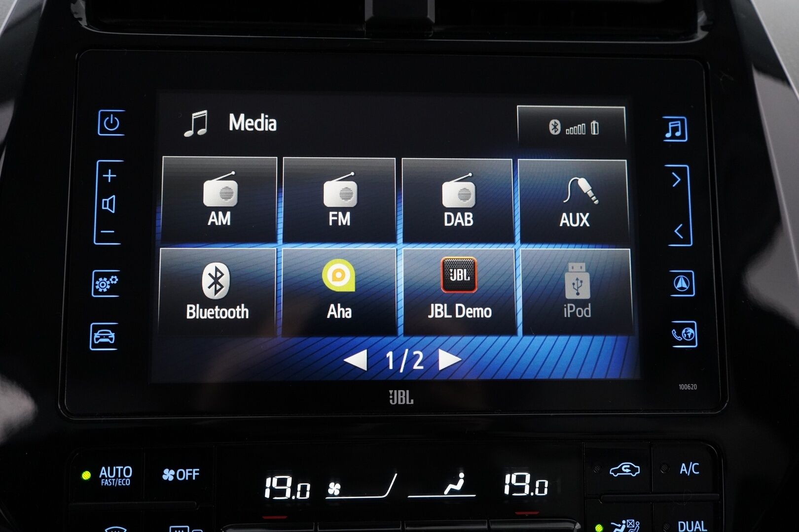 Toyota Prius 2017 Premium *ACC / Kamera / JBL / Nahkasisusta / LED / HUD / Parkkiavustin* - Kahdet renkaat OEM alumiinivantein / Todella säntillinen merkkihuollon historia / Koti + kauppakeskuslaturi