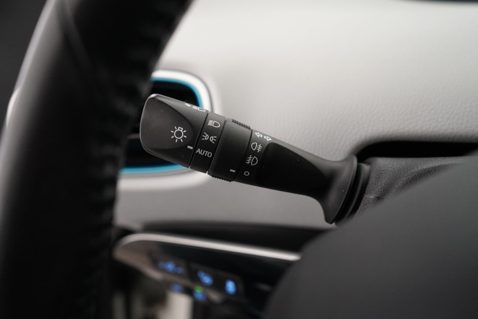 Toyota Prius 2017 Premium *ACC / Kamera / JBL / Nahkasisusta / LED / HUD / Parkkiavustin* - Kahdet renkaat OEM alumiinivantein / Todella säntillinen merkkihuollon historia / Koti + kauppakeskuslaturi