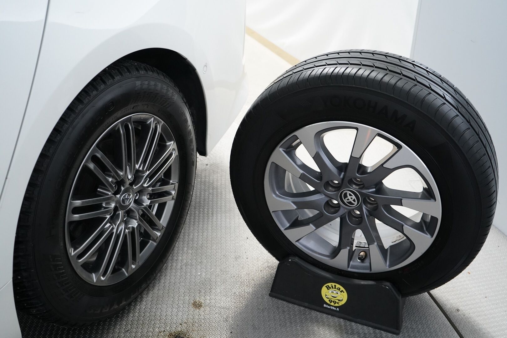 Toyota Prius 2017 Premium *ACC / Kamera / JBL / Nahkasisusta / LED / HUD / Parkkiavustin* - Kahdet renkaat OEM alumiinivantein / Todella säntillinen merkkihuollon historia / Koti + kauppakeskuslaturi