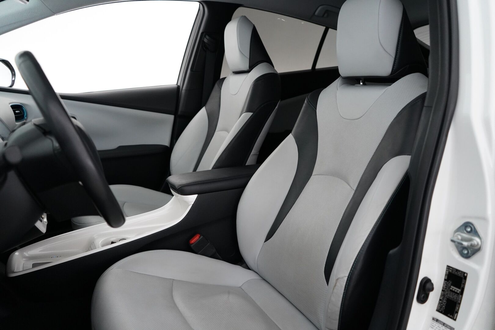 Toyota Prius 2017 Premium *ACC / Kamera / JBL / Nahkasisusta / LED / HUD / Parkkiavustin* - Kahdet renkaat OEM alumiinivantein / Todella säntillinen merkkihuollon historia / Koti + kauppakeskuslaturi