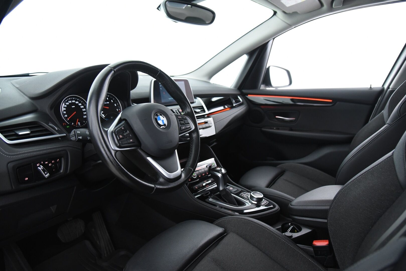 BMW 225 2018 iPerformance 4ov / LED / Keyless Go / Merkkihuollettu / Sähköluukku / 2x Hyvät renkaat! - 10/25 Merkkihuollettu! 2x Hyväkuntoiset renkaat BMW vantein!