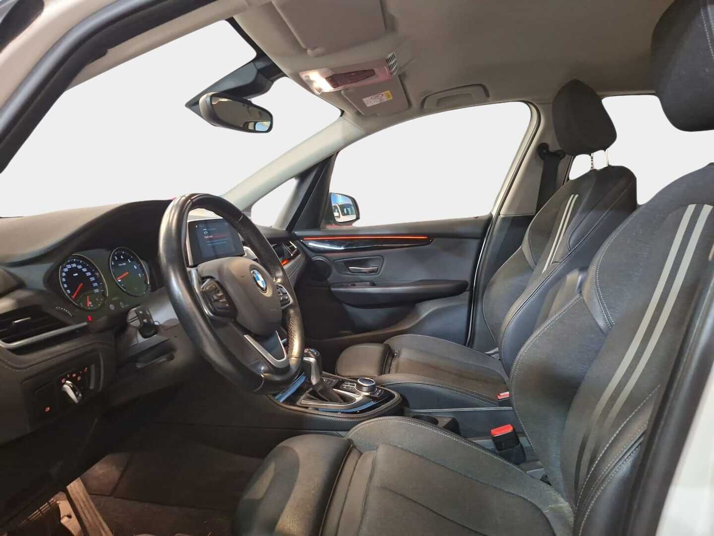 BMW 225 2018 225xe iPerformance Farmari (AC) 4ov 1499cm3 A / LED / Keyless Go / Merkkihuollettu / Sähköluukku / 2x Hyvät renkaat! - 10/25 Merkkihuollettu! 2x Hyväkuntoiset renkaat BMW vantein!
