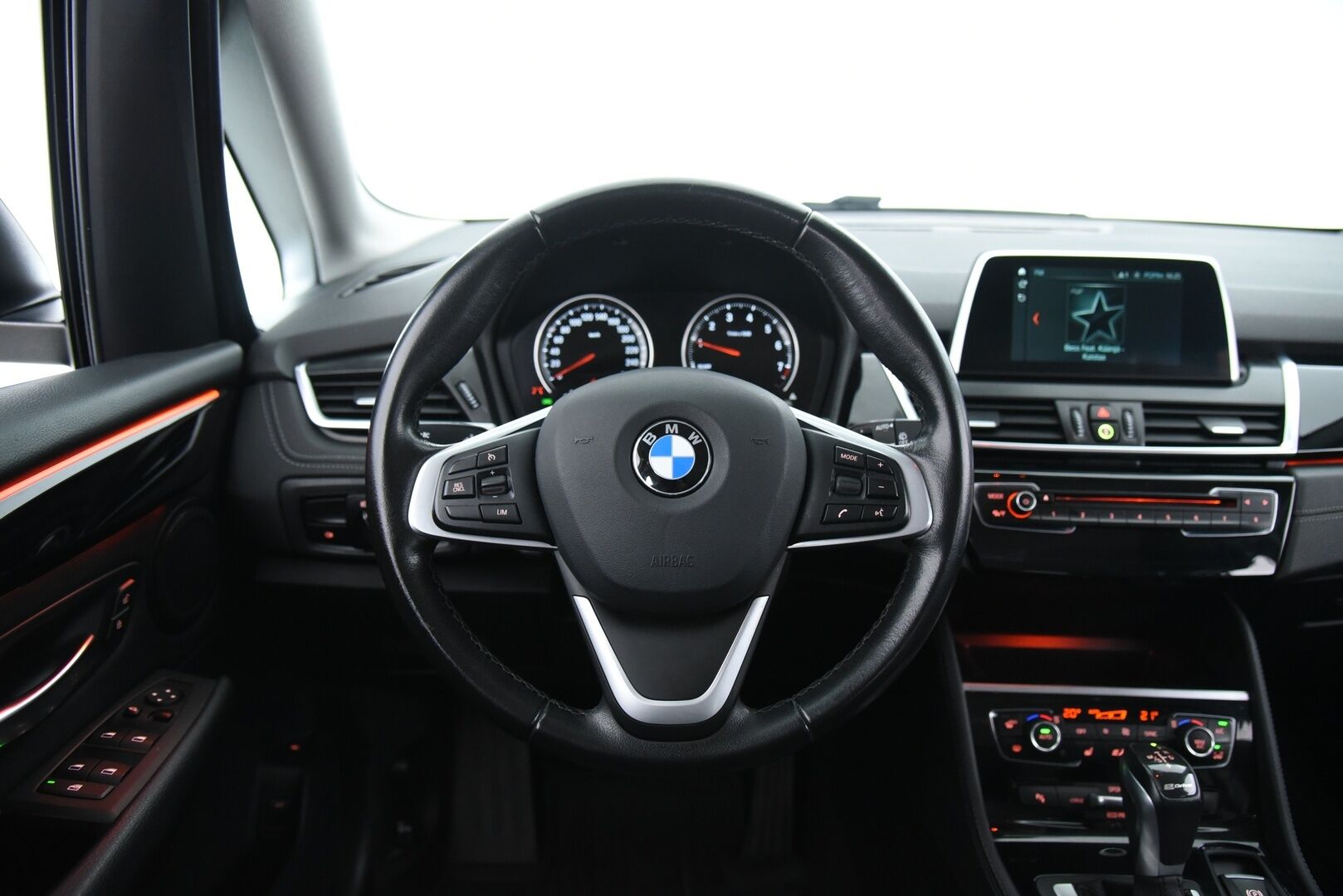 BMW 225 2018 iPerformance 4ov / LED / Keyless Go / Merkkihuollettu / Sähköluukku / 2x Hyvät renkaat! - 10/25 Merkkihuollettu! 2x Hyväkuntoiset renkaat BMW vantein!