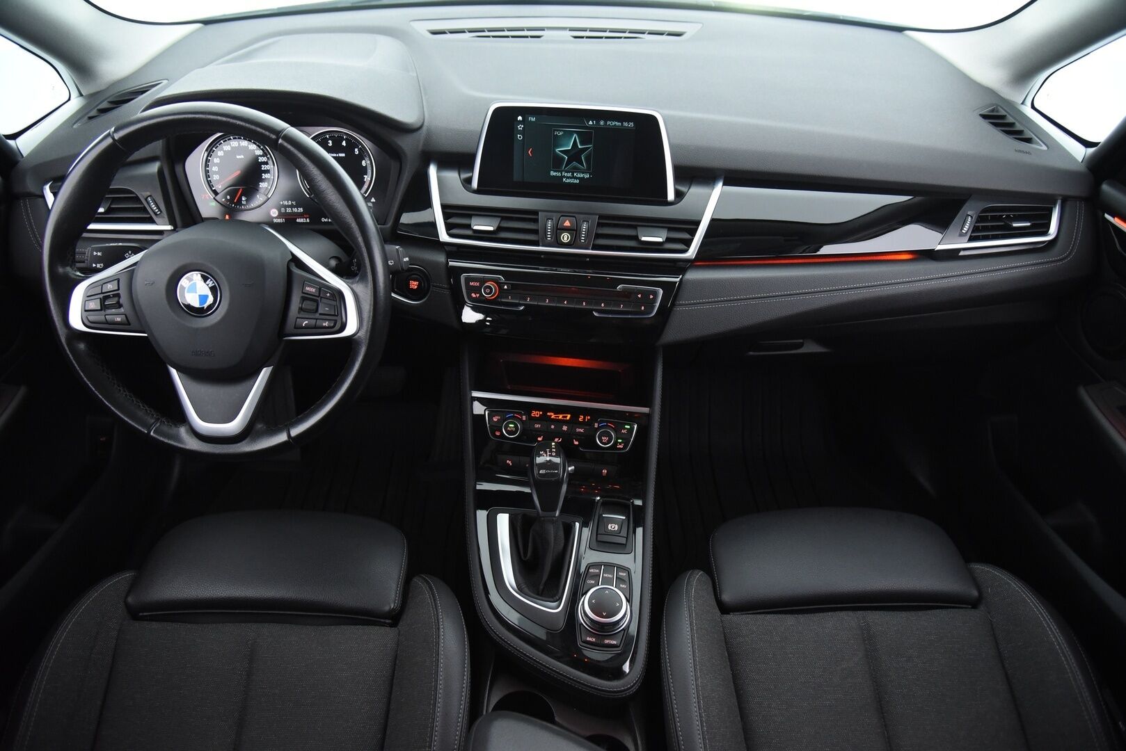 BMW 225 2018 iPerformance 4ov / LED / Keyless Go / Merkkihuollettu / Sähköluukku / 2x Hyvät renkaat! - 10/25 Merkkihuollettu! 2x Hyväkuntoiset renkaat BMW vantein!