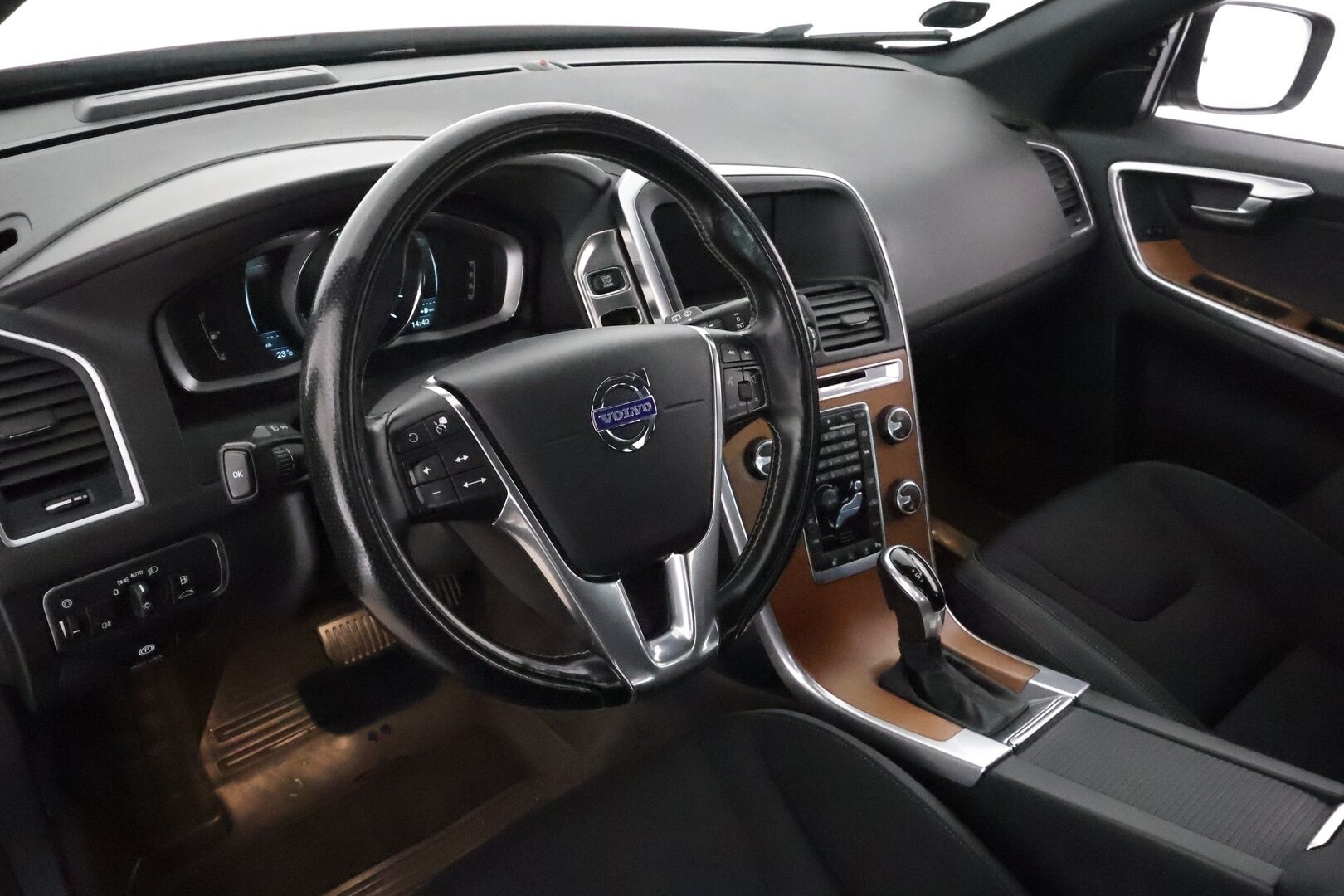 Volvo XC60 2014 D4 Momentum aut **Webasto / Koukku / Adapt.Vakkkari / Xenon / P.Kamera / Kaistavahti / Katveavustin / Puolinahat** - Kahdet Renkaat  / **HYVILLÄ KAMOILLA**