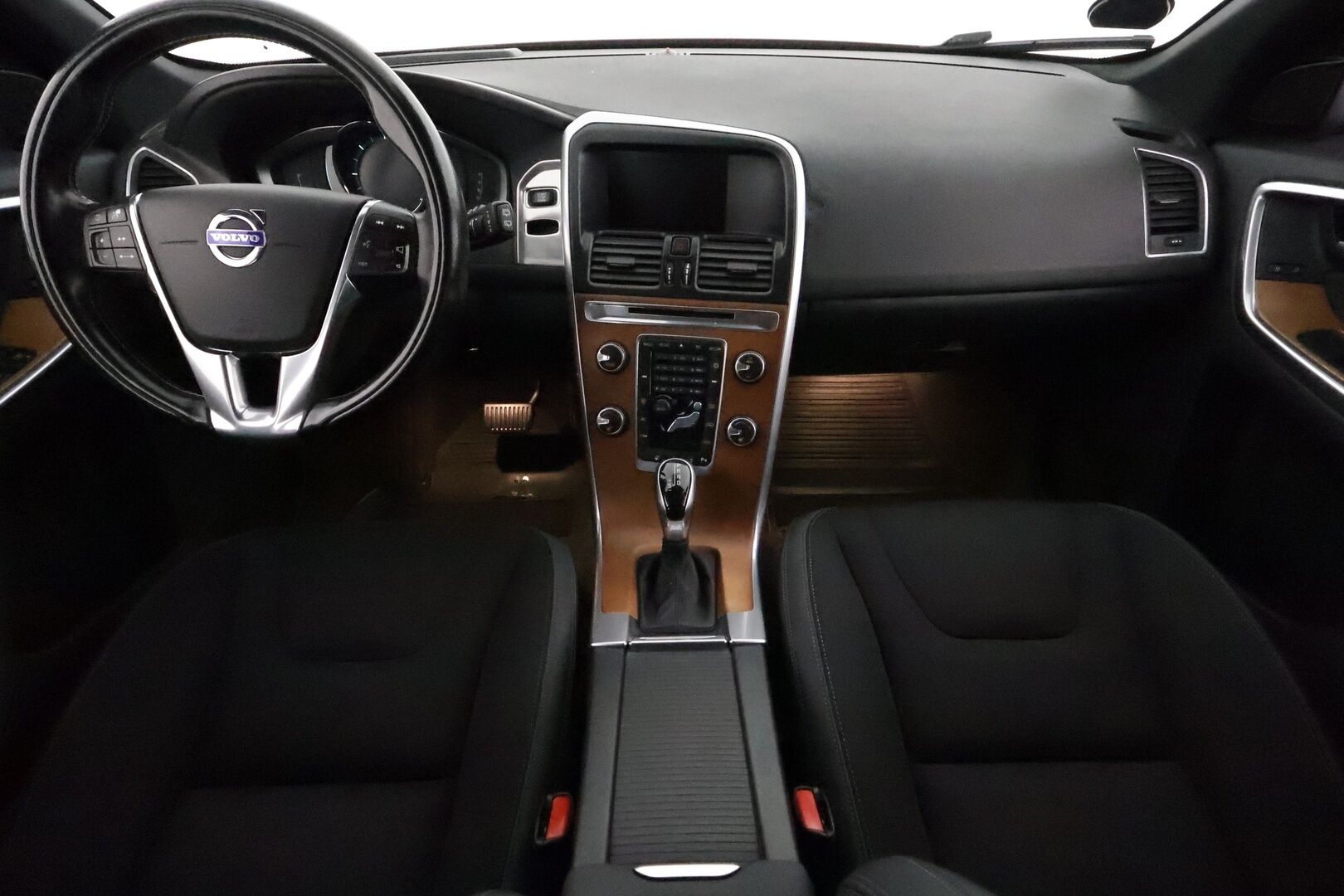 Volvo XC60 2014 D4 Momentum aut **Webasto / Koukku / Adapt.Vakkkari / Xenon / P.Kamera / Kaistavahti / Katveavustin / Puolinahat** - Kahdet Renkaat  / **HYVILLÄ KAMOILLA**