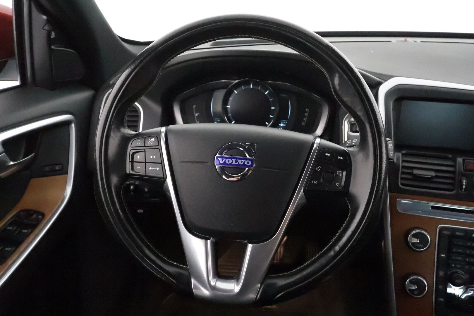 Volvo XC60 2014 D4 Momentum aut **Webasto / Koukku / Adapt.Vakkkari / Xenon / P.Kamera / Kaistavahti / Katveavustin / Puolinahat** - Kahdet Renkaat  / **HYVILLÄ KAMOILLA**