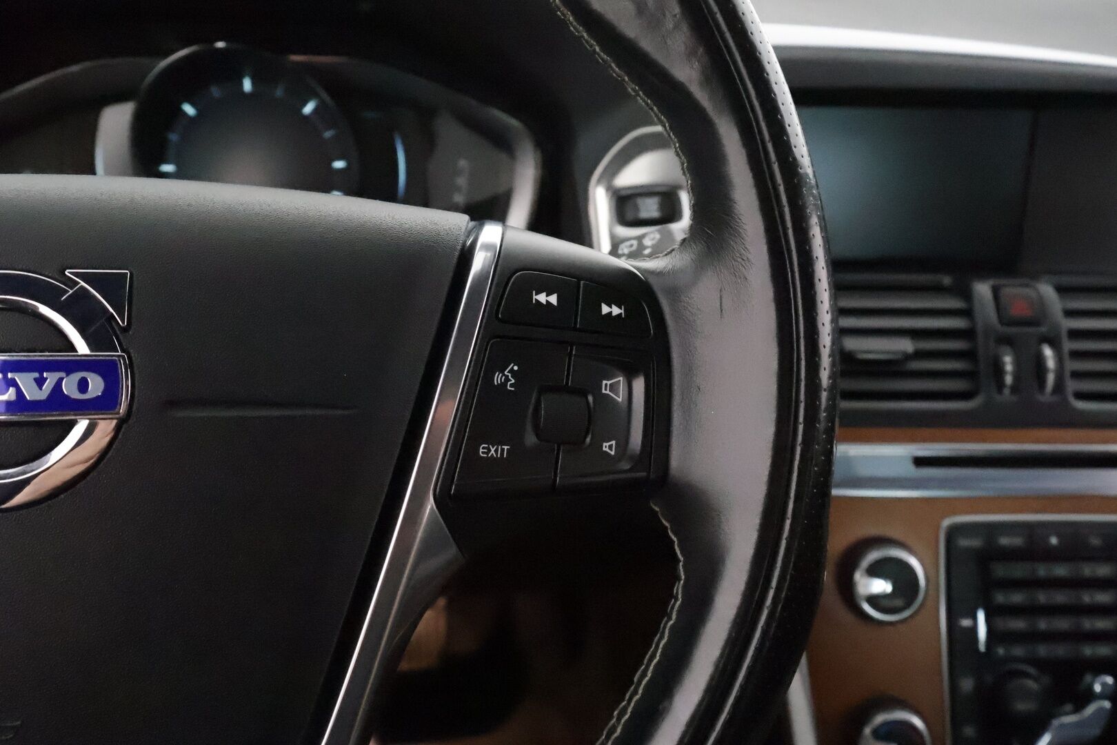 Volvo XC60 2014 D4 Momentum aut **Webasto / Koukku / Adapt.Vakkkari / Xenon / P.Kamera / Kaistavahti / Katveavustin / Puolinahat** - Kahdet Renkaat  / **HYVILLÄ KAMOILLA**