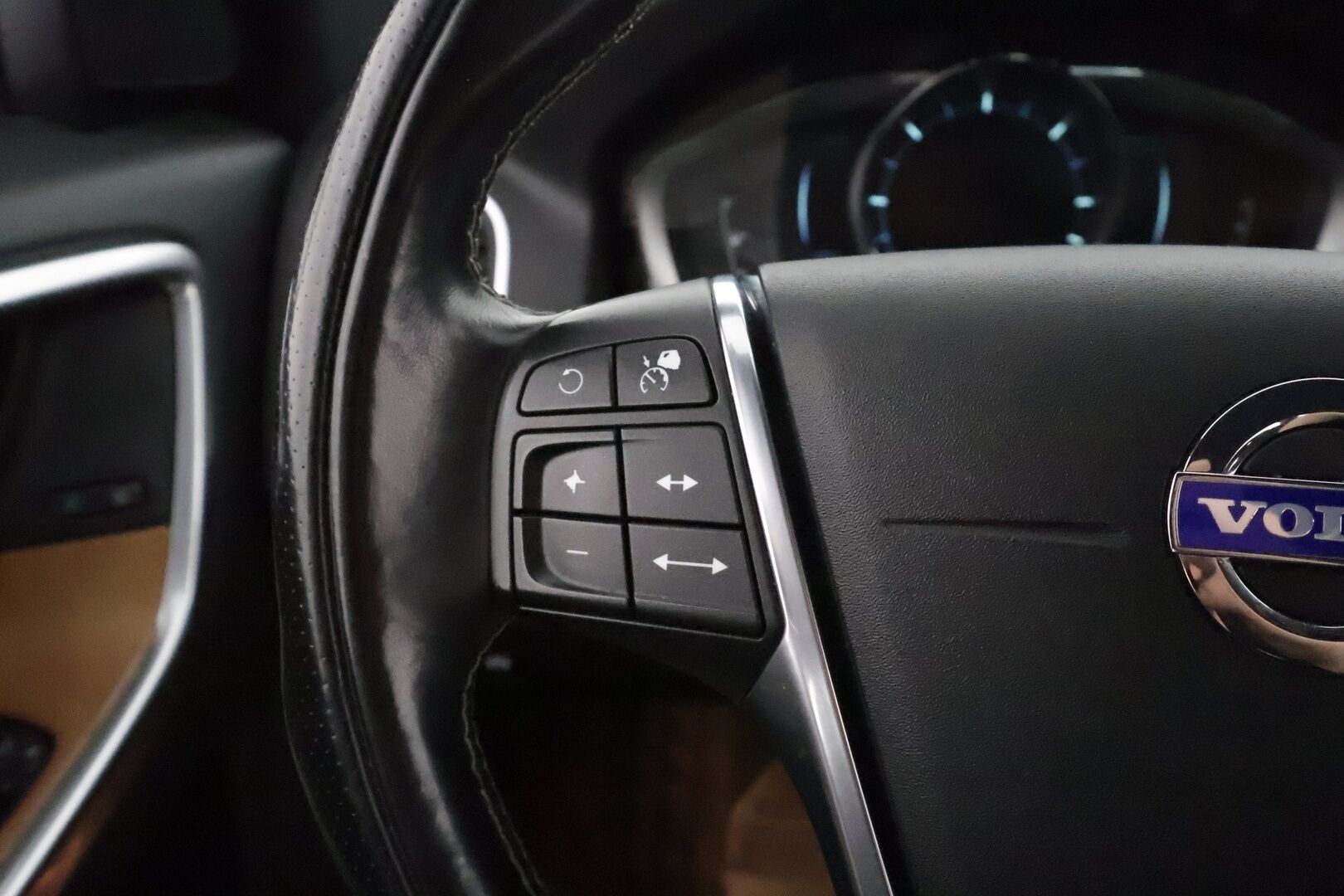 Volvo XC60 2014 D4 Momentum aut **Webasto / Koukku / Adapt.Vakkkari / Xenon / P.Kamera / Kaistavahti / Katveavustin / Puolinahat** - Kahdet Renkaat  / **HYVILLÄ KAMOILLA**