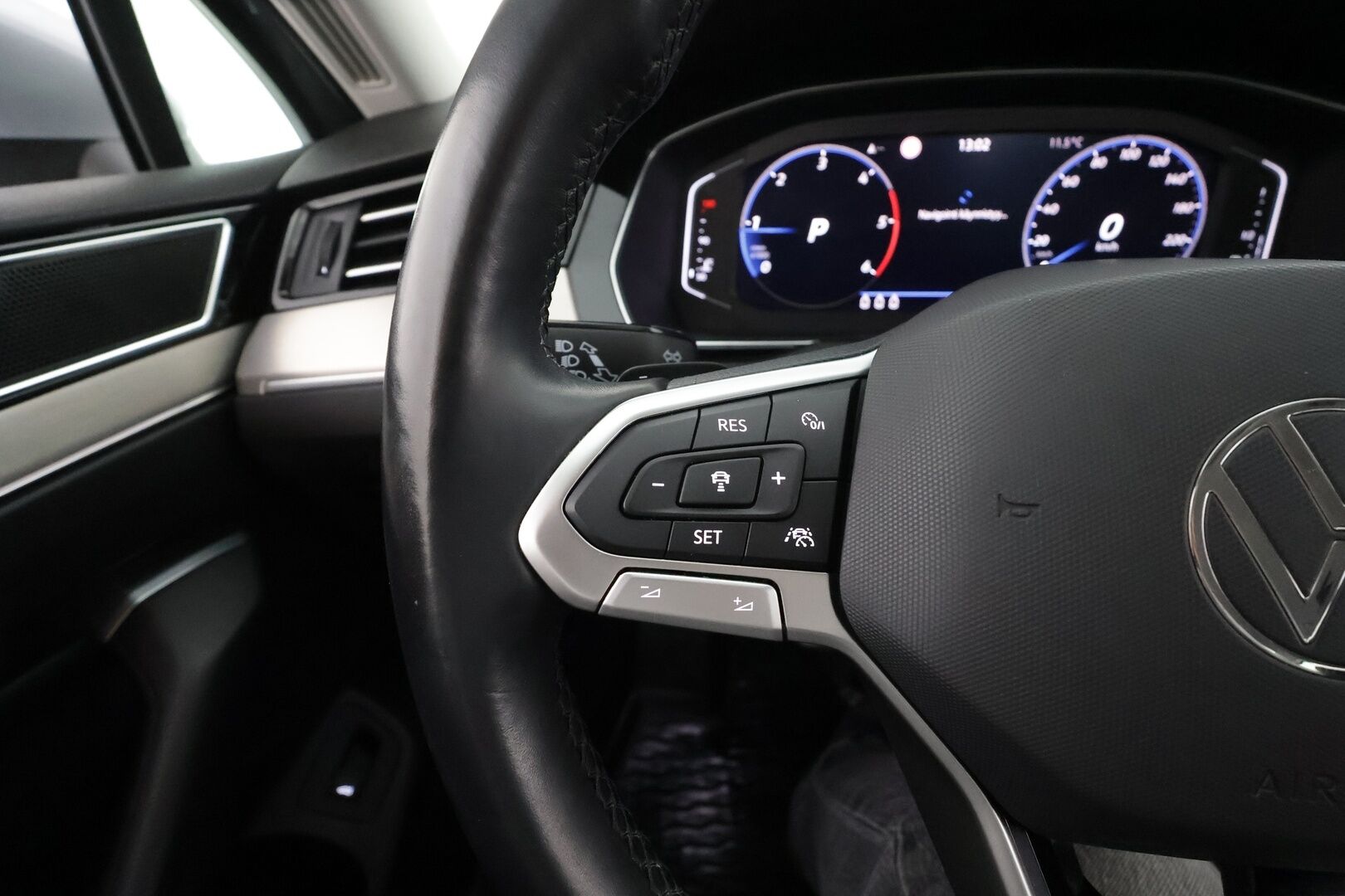 Volkswagen Passat 2021 Sedan R-Line 2,0 TDI EVO SCR 110 kW DSG * ACC / Webasto / Matrix Led /  P.Kamera / Puolinahat / Keyless * - Merkkihuollettu / Suomi auto / Kahdet renkaat