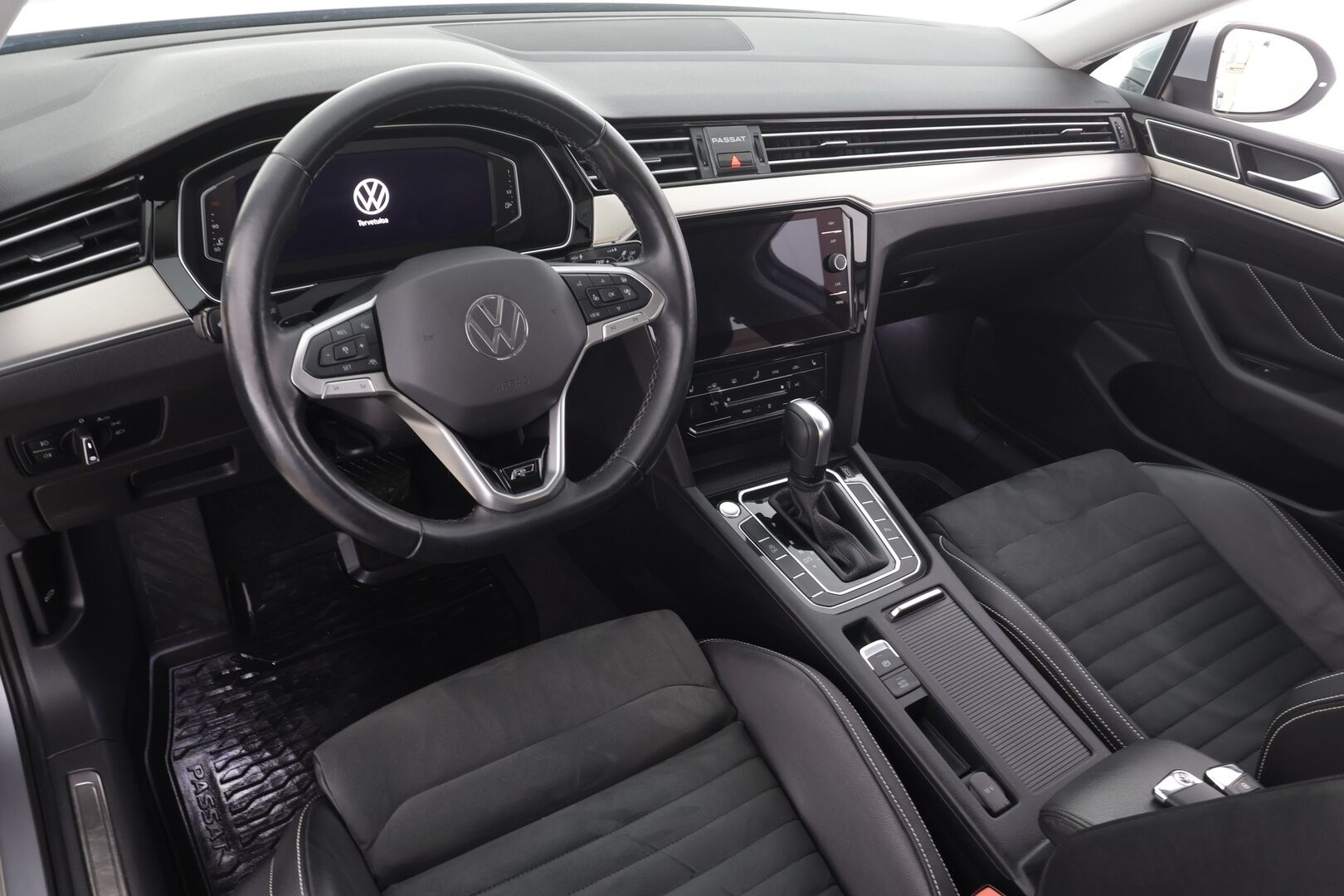 Volkswagen Passat 2021 Sedan R-Line 2,0 TDI EVO SCR 110 kW DSG * ACC / Webasto / Matrix Led /  P.Kamera / Puolinahat / Keyless * - Merkkihuollettu / Suomi auto / Kahdet renkaat