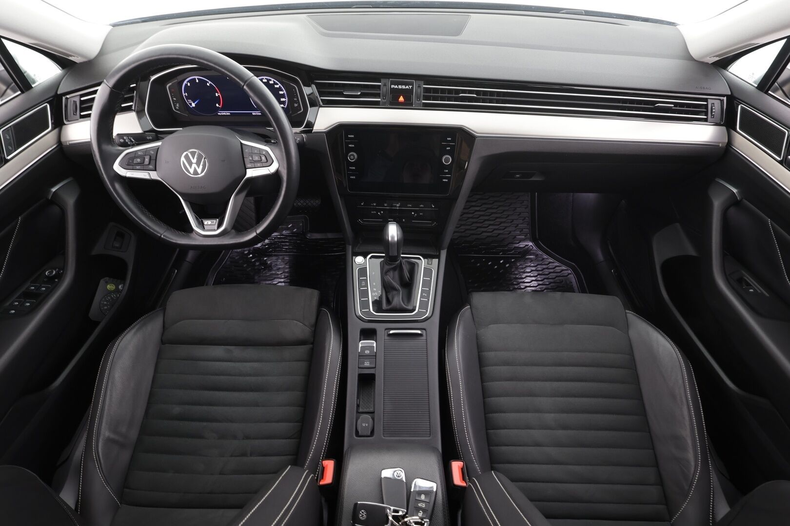 Volkswagen Passat 2021 Sedan R-Line 2,0 TDI EVO SCR 110 kW DSG * ACC / Webasto / Matrix Led /  P.Kamera / Puolinahat / Keyless * - Merkkihuollettu / Suomi auto / Kahdet renkaat