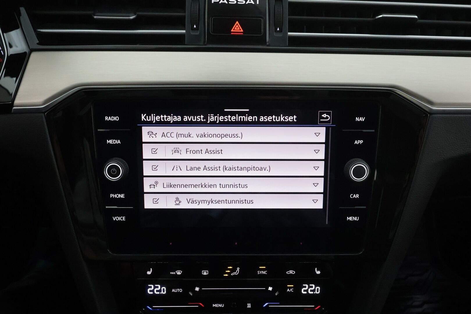 Volkswagen Passat 2021 Sedan R-Line 2,0 TDI EVO SCR 110 kW DSG * ACC / Webasto / Matrix Led /  P.Kamera / Puolinahat / Keyless * - Merkkihuollettu / Suomi auto / Kahdet renkaat