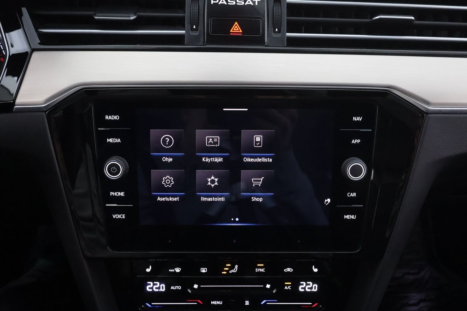 Volkswagen Passat 2021 Sedan R-Line 2,0 TDI EVO SCR 110 kW DSG * ACC / Webasto / Matrix Led /  P.Kamera / Puolinahat / Keyless * - Merkkihuollettu / Suomi auto / Kahdet renkaat