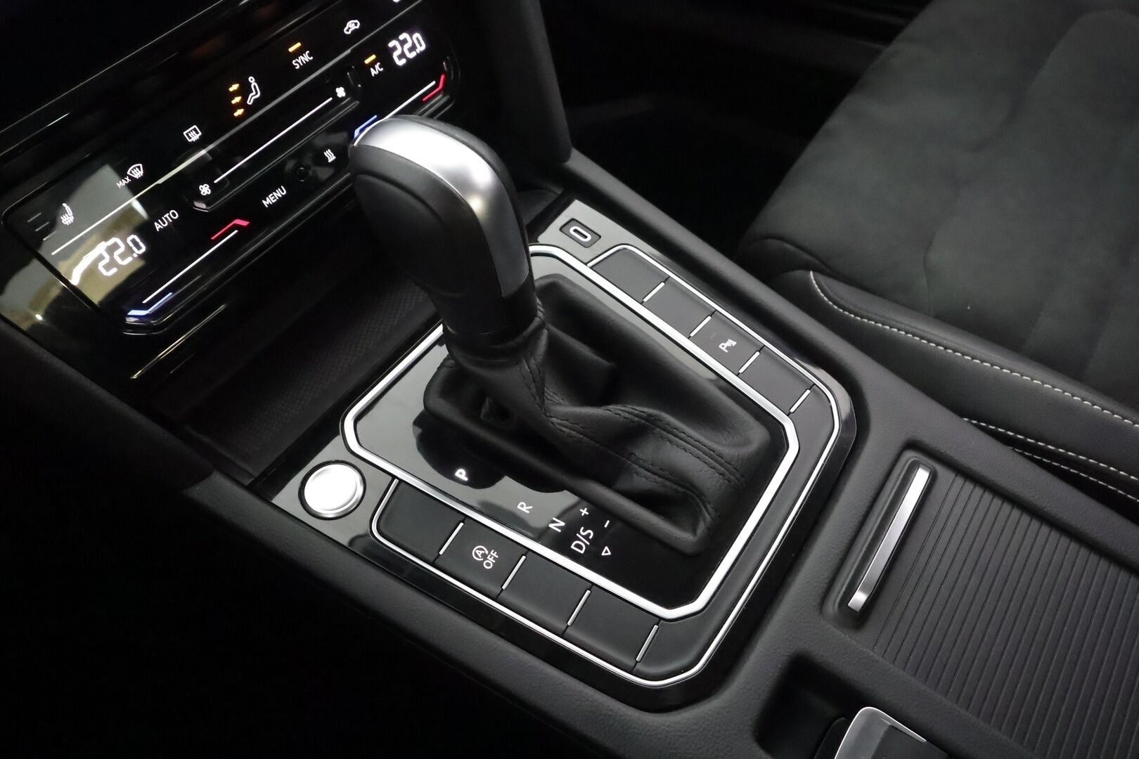 Volkswagen Passat 2021 Sedan R-Line 2,0 TDI EVO SCR 110 kW DSG * ACC / Webasto / Matrix Led /  P.Kamera / Puolinahat / Keyless * - Merkkihuollettu / Suomi auto / Kahdet renkaat