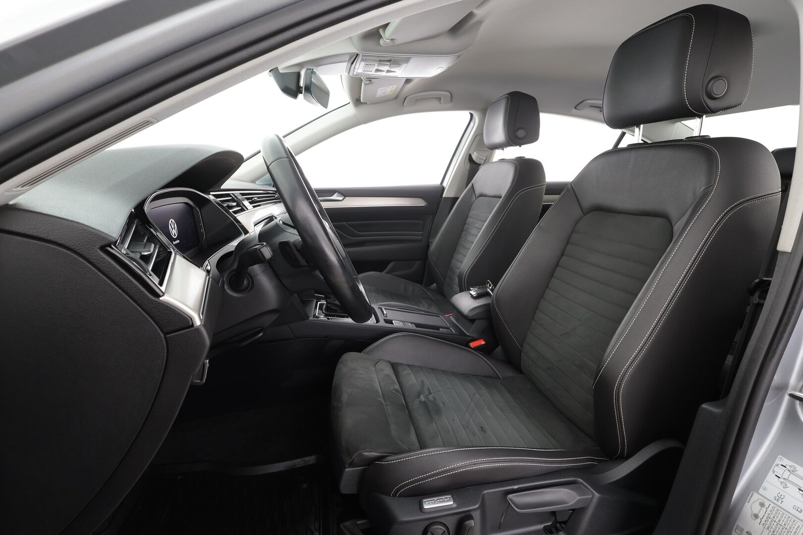 Volkswagen Passat 2021 Sedan R-Line 2,0 TDI EVO SCR 110 kW DSG * ACC / Webasto / Matrix Led /  P.Kamera / Puolinahat / Keyless * - Merkkihuollettu / Suomi auto / Kahdet renkaat