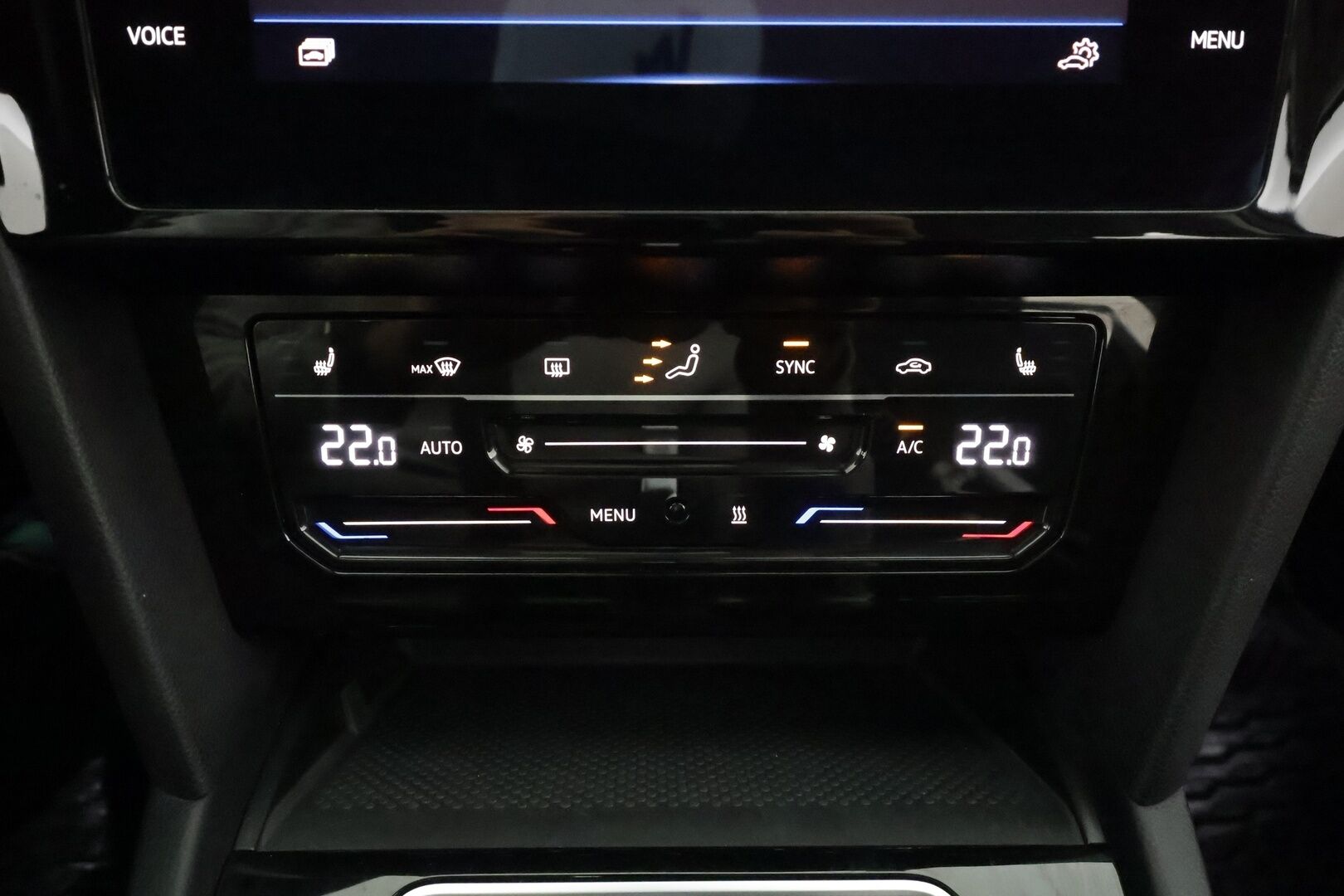 Volkswagen Passat 2021 Sedan R-Line 2,0 TDI EVO SCR 110 kW DSG * ACC / Webasto / Matrix Led /  P.Kamera / Puolinahat / Keyless * - Merkkihuollettu / Suomi auto / Kahdet renkaat