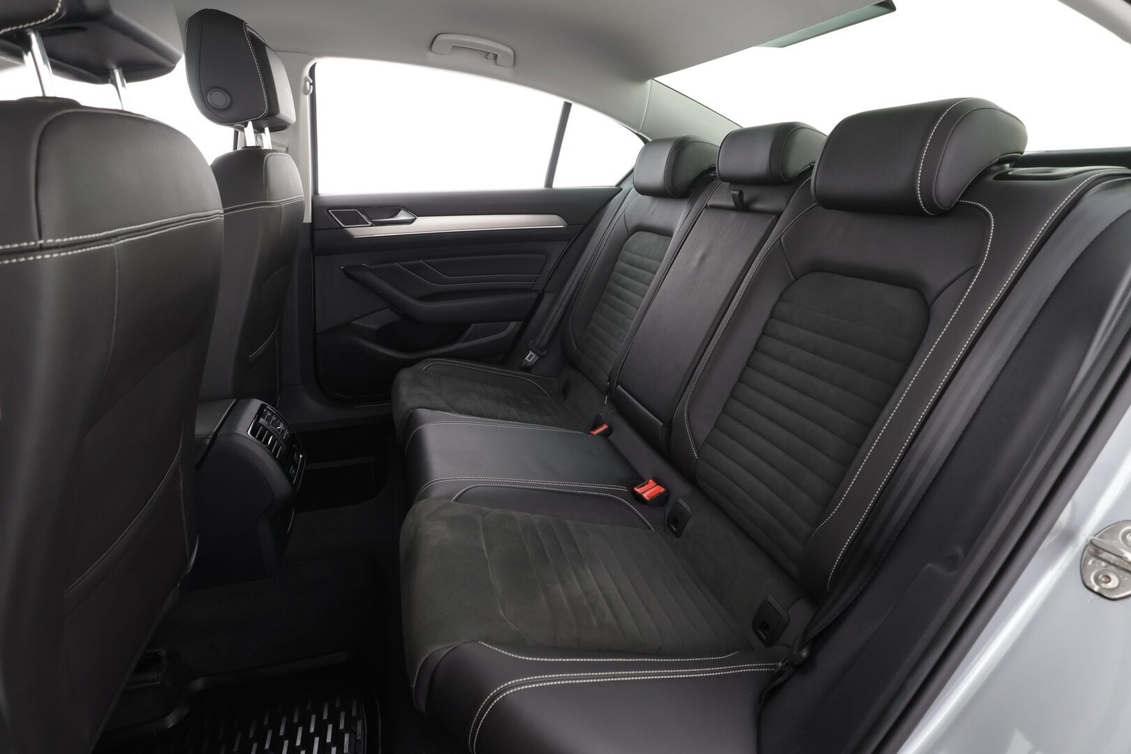 Volkswagen Passat 2021 Sedan R-Line 2,0 TDI EVO SCR 110 kW DSG * ACC / Webasto / Matrix Led /  P.Kamera / Puolinahat / Keyless * - Merkkihuollettu / Suomi auto / Kahdet renkaat