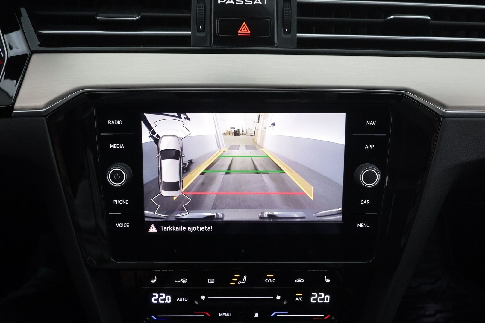 Volkswagen Passat 2021 Sedan R-Line 2,0 TDI EVO SCR 110 kW DSG * ACC / Webasto / Matrix Led /  P.Kamera / Puolinahat / Keyless * - Merkkihuollettu / Suomi auto / Kahdet renkaat