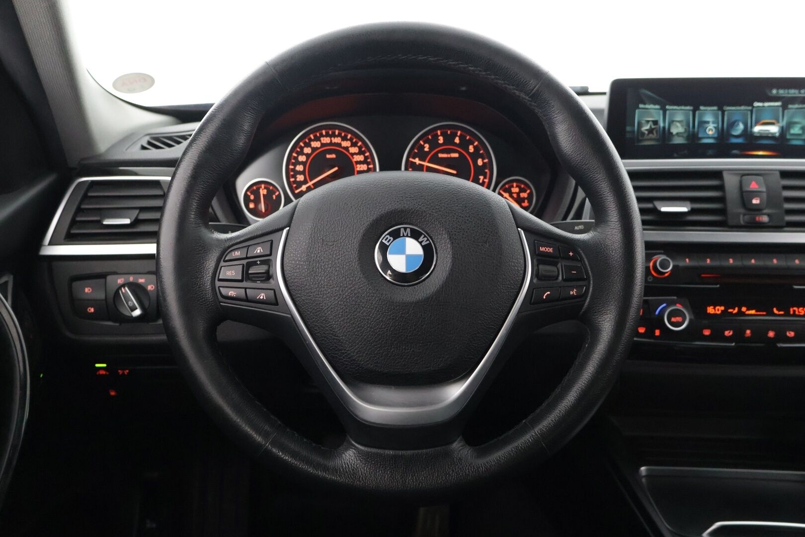 BMW 330 2017 330e iPerformance Sedan (AA) 4ov 1998cm3 A - Kysy myyjältä lisää! P*0107395358