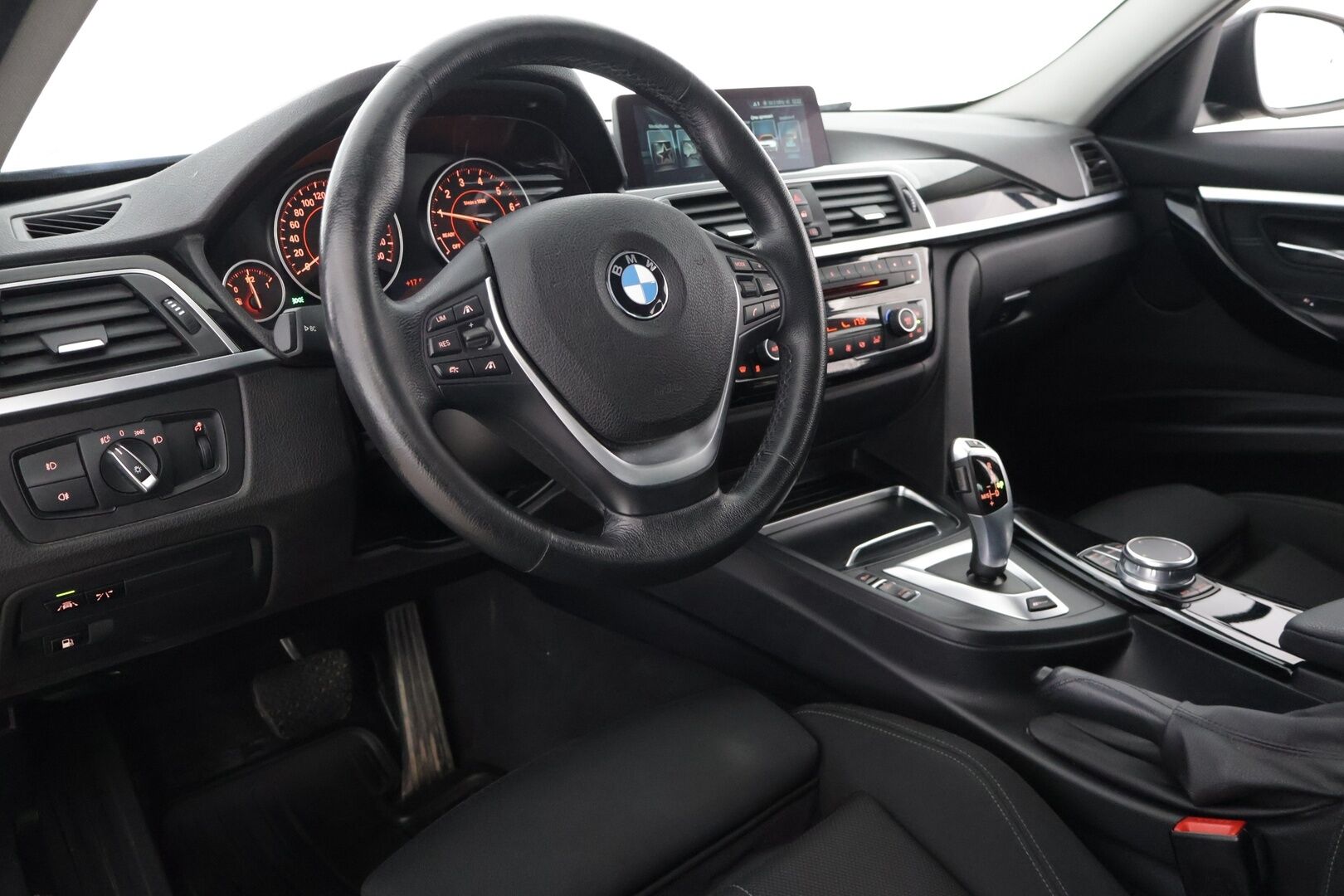 BMW 330 2017 330e iPerformance Sedan (AA) 4ov 1998cm3 A - Kysy myyjältä lisää! P*0107395358
