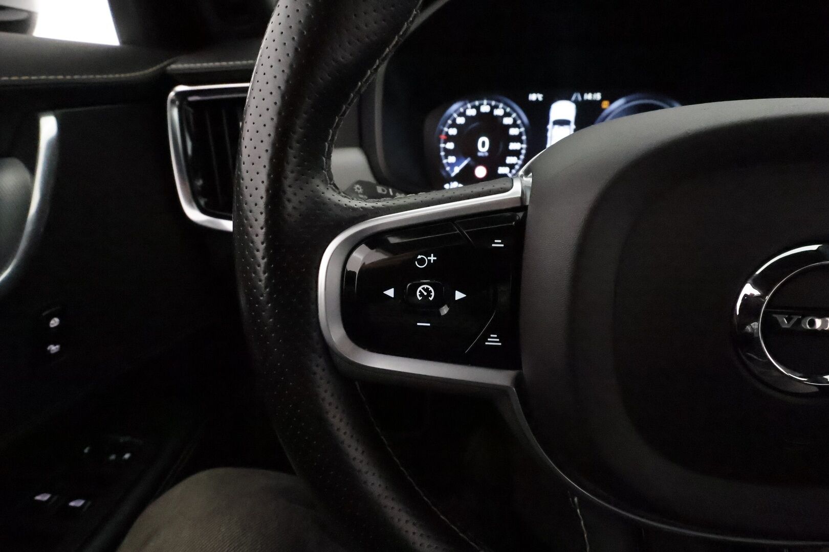 Volvo V90 2019 T8 AWD R-Design aut **Webasto / ACC / Full-LED / P.Tutkat / Sporttipenkit / Navi / Kaistavahti** - 3,99 % KORKOTARJOUS TÄHÄN AUTOON 21.9. ASTI! - 2x Latauskaapelit