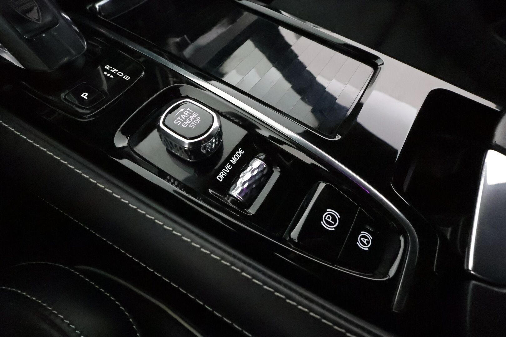 Volvo V90 2019 T8 AWD R-Design aut **Webasto / ACC / Full-LED / P.Tutkat / Sporttipenkit / Navi / Kaistavahti** - 3,99 % KORKOTARJOUS TÄHÄN AUTOON 21.9. ASTI! - 2x Latauskaapelit