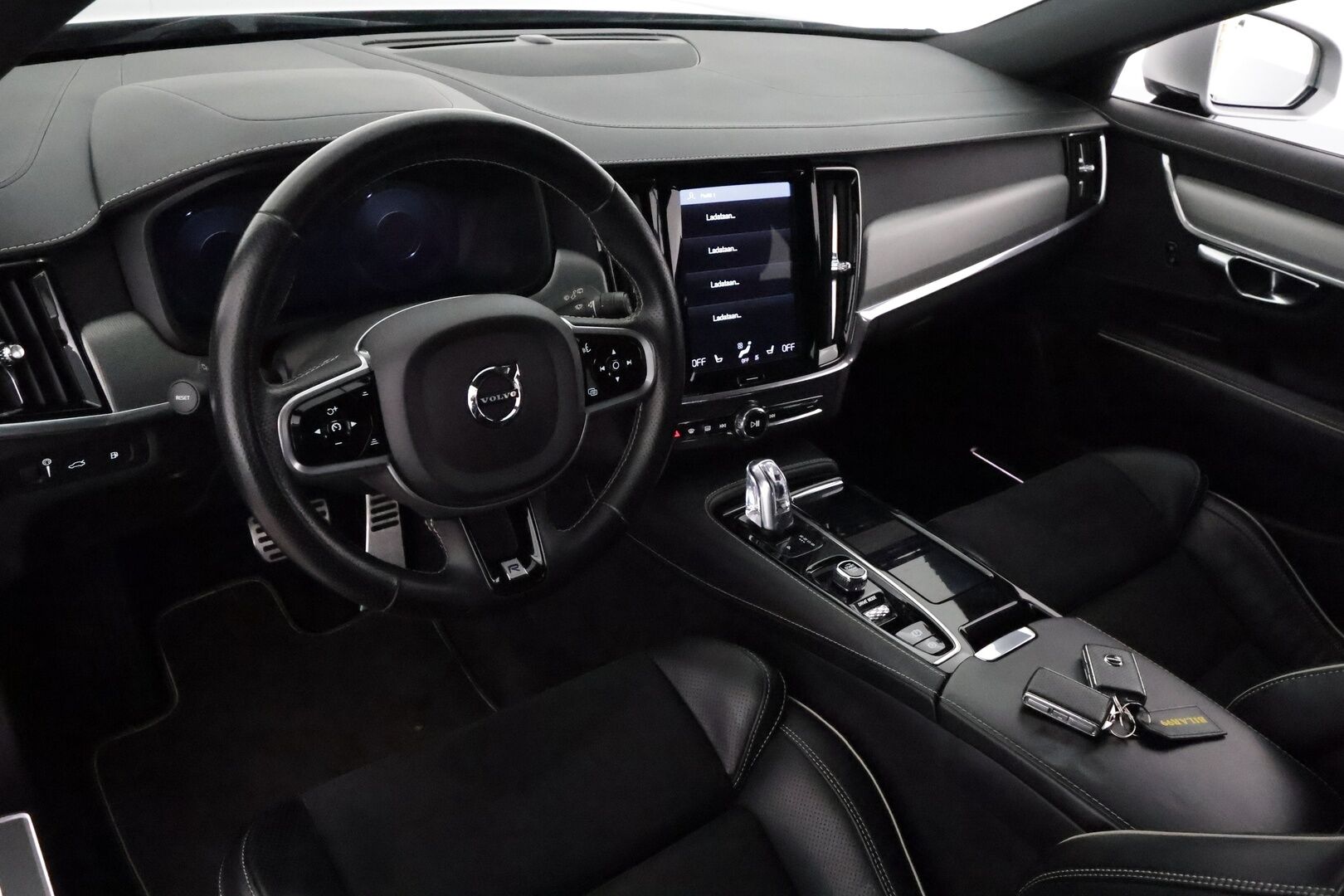 Volvo V90 2019 T8 AWD R-Design aut **Webasto / ACC / Full-LED / P.Tutkat / Sporttipenkit / Navi / Kaistavahti** - 3,99 % KORKOTARJOUS TÄHÄN AUTOON 21.9. ASTI! - 2x Latauskaapelit