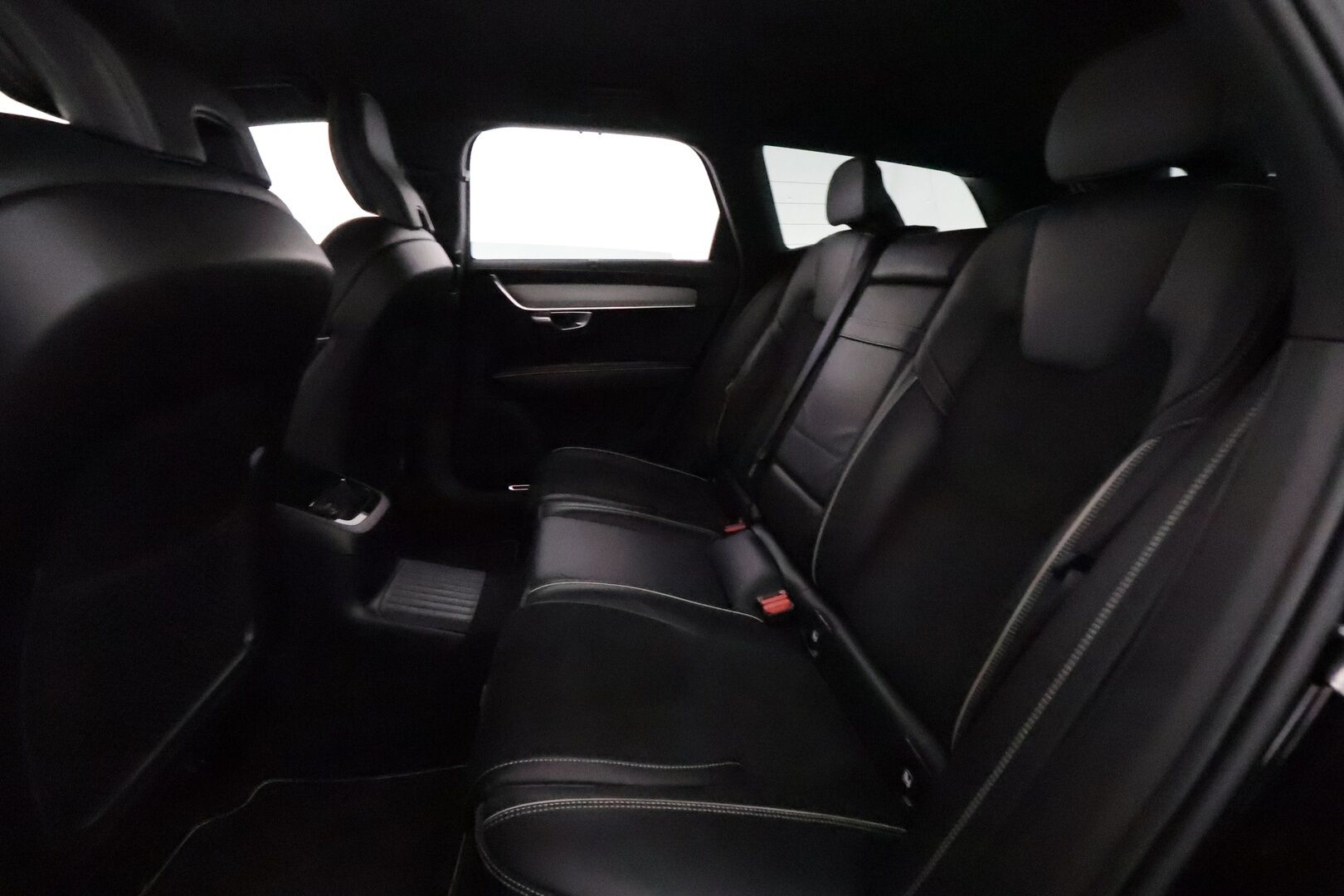Volvo V90 2019 T8 AWD R-Design aut **Webasto / ACC / Full-LED / P.Tutkat / Sporttipenkit / Navi / Kaistavahti** - 3,99 % KORKOTARJOUS TÄHÄN AUTOON 21.9. ASTI! - 2x Latauskaapelit
