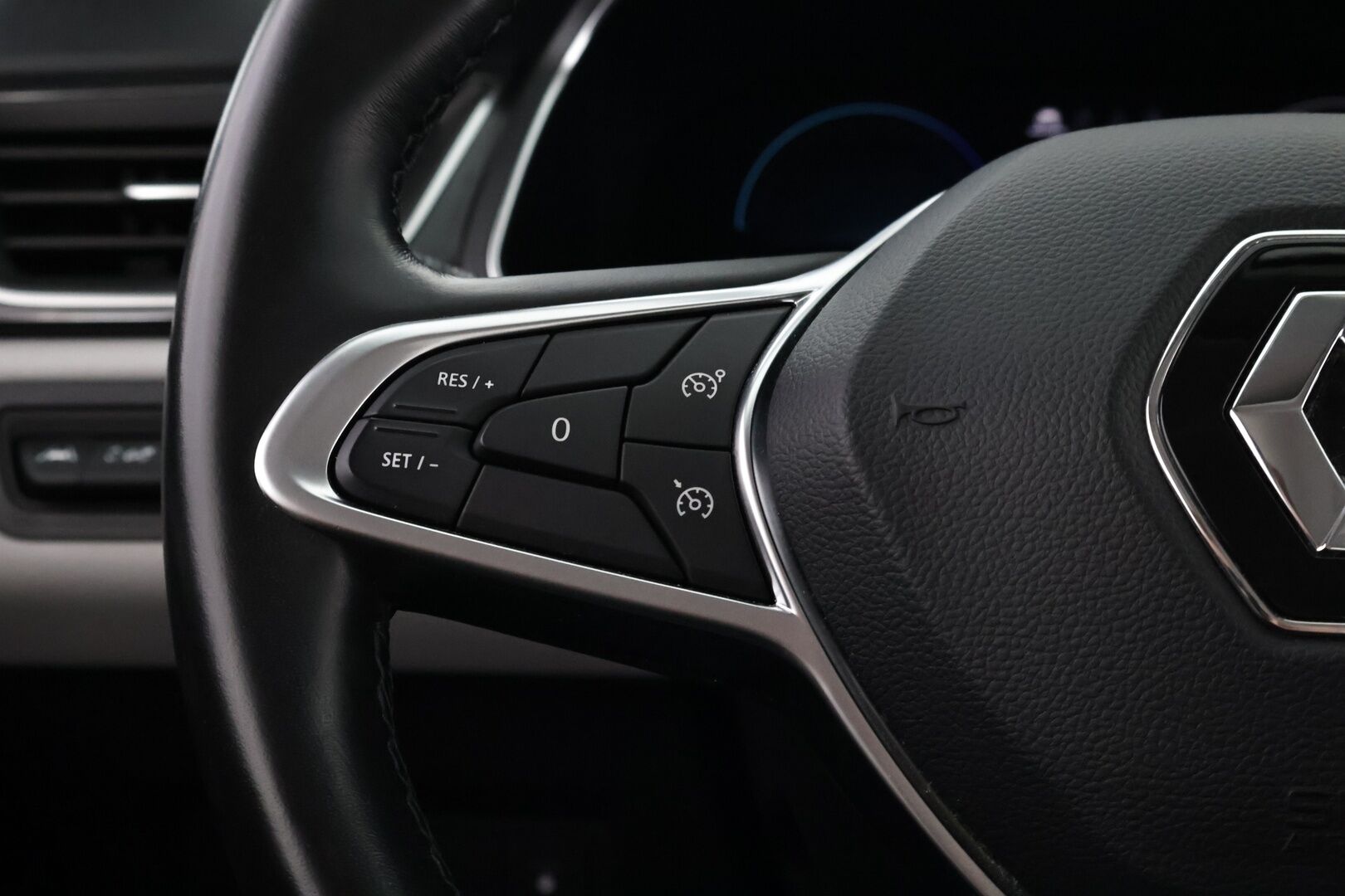 Renault Captur 2021 E-TECH Plug-in hybrid Intens - Suomiauto | Vakkari | Digimittari |360-Kamera | Lohko&Sisäpistoke | BLIS | Puolinahkasisusta | Ratinlämmitys | Huippusiisti!
