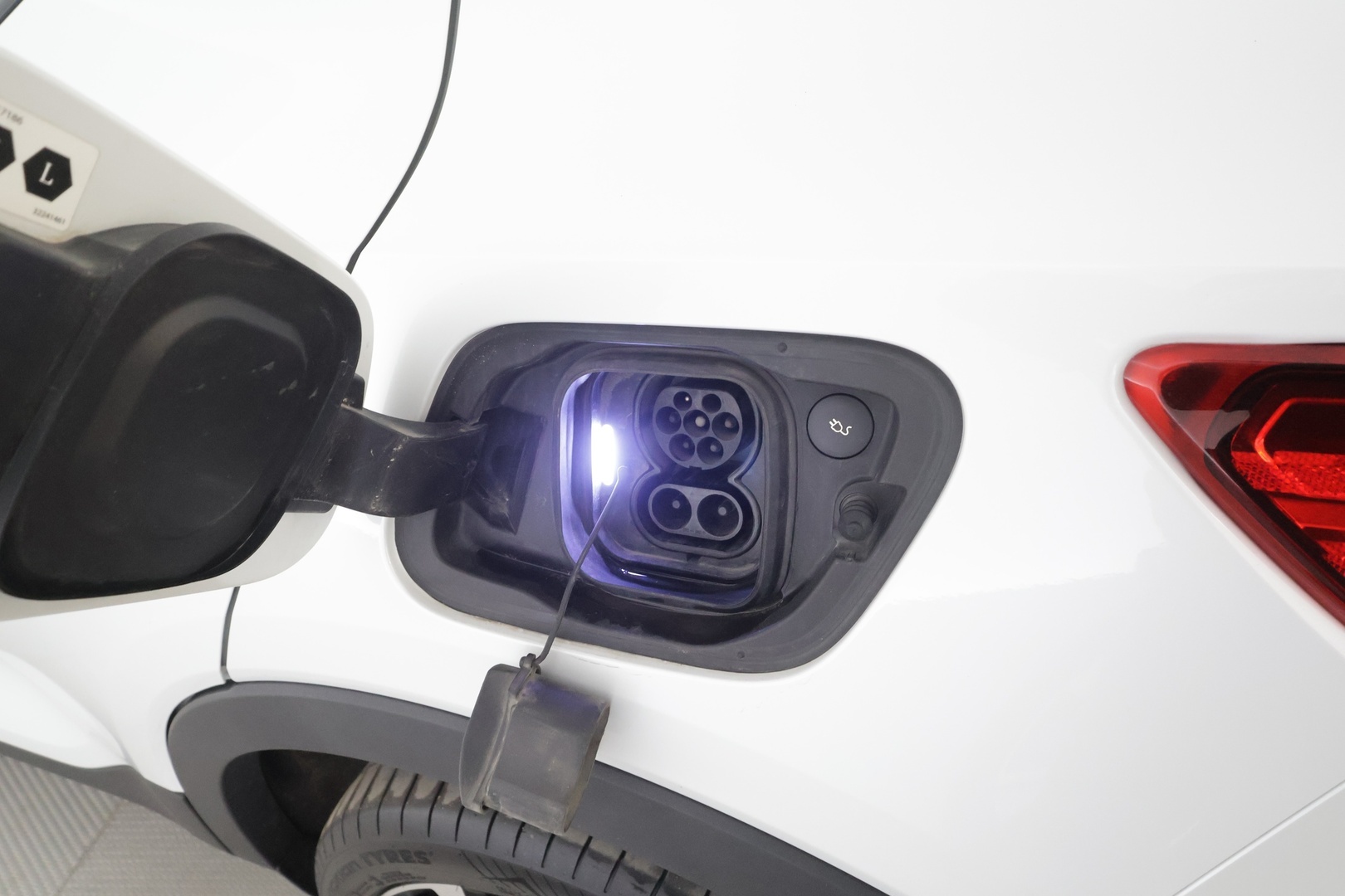 Volvo XC40 2021 P8 AWD R-Design aut - | ACC | ILP | 360° | Koukku | Harman/Kardon | Muistipenkki | Panorama | Nahka-alcantara | Pilot assist | BLIS | Keyless | 2x renkaat aluin | 