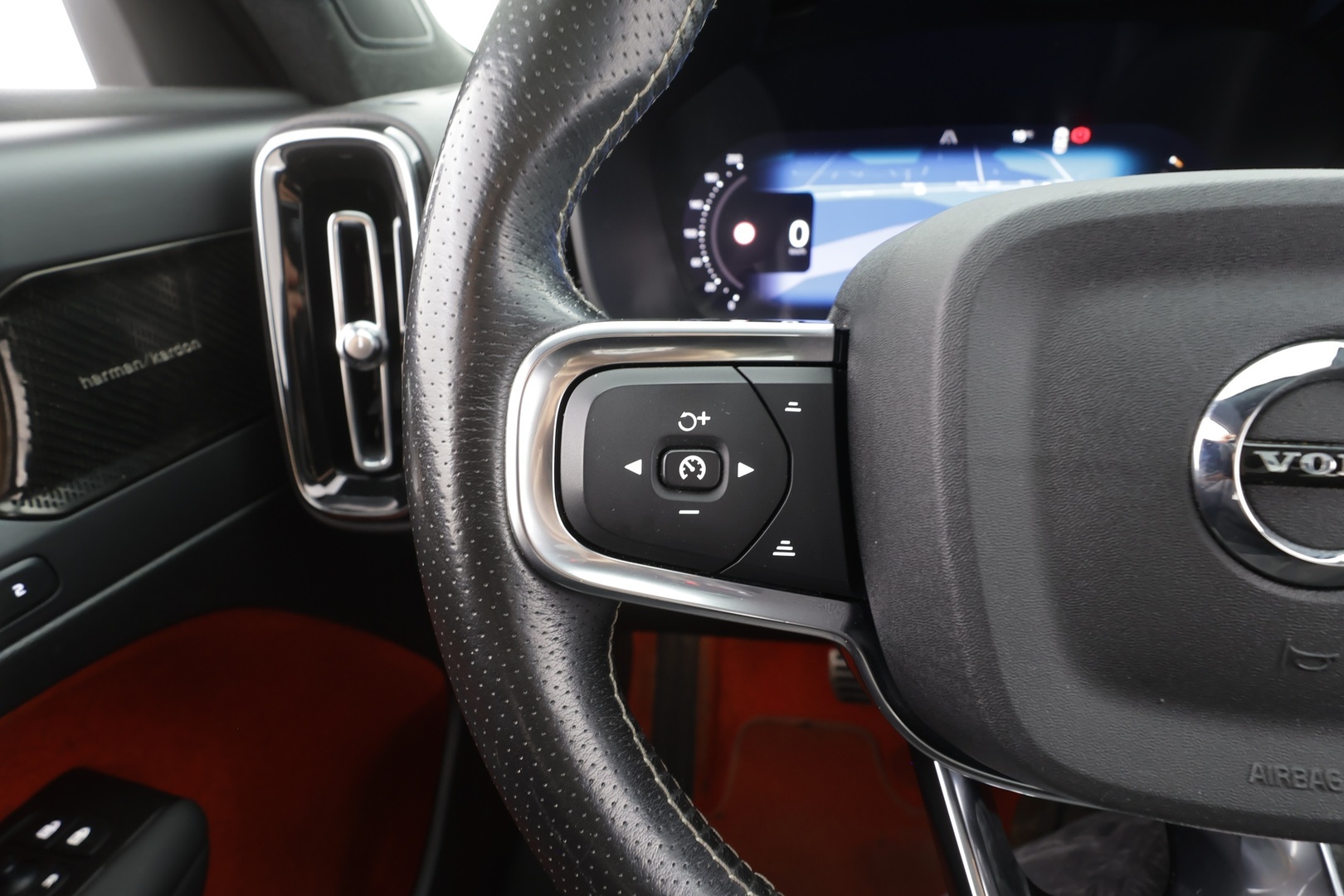 Volvo XC40 2021 P8 AWD R-Design aut - | ACC | ILP | 360° | Koukku | Harman/Kardon | Muistipenkki | Panorama | Nahka-alcantara | Pilot assist | BLIS | Keyless | 2x renkaat aluin | 