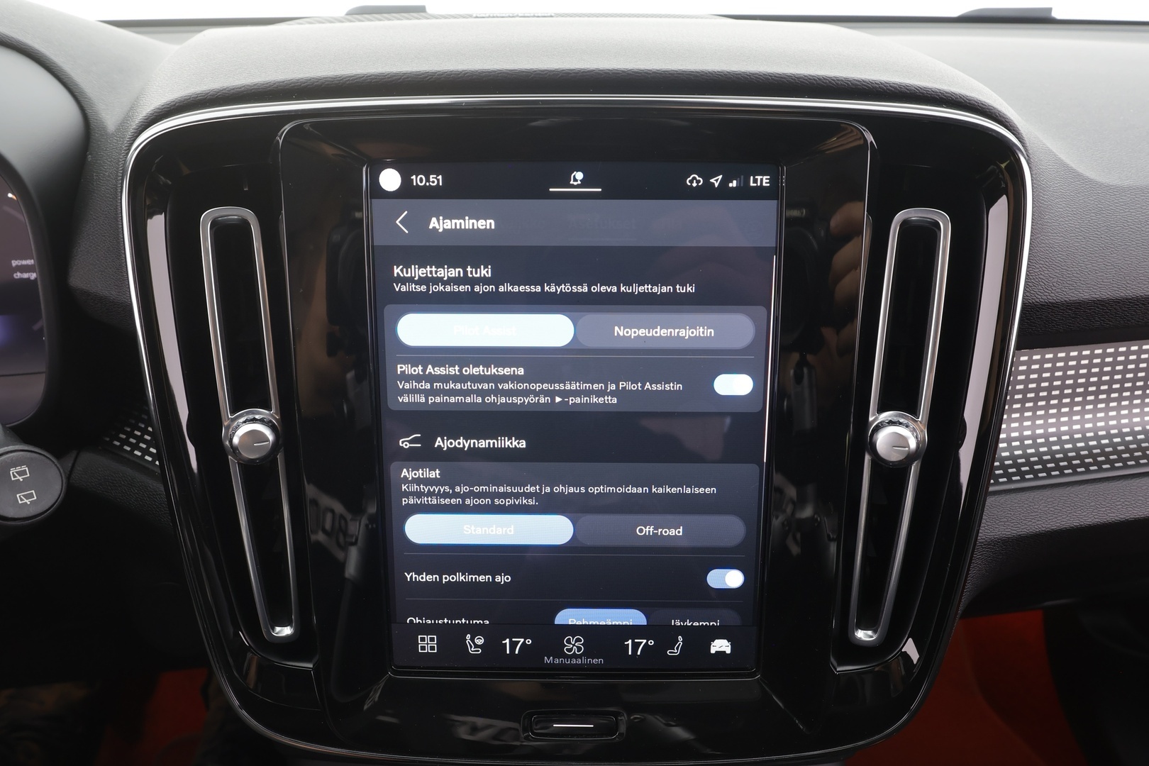 Volvo XC40 2021 P8 AWD R-Design aut - | ACC | ILP | 360° | Koukku | Harman/Kardon | Muistipenkki | Panorama | Nahka-alcantara | Pilot assist | BLIS | Keyless | 2x renkaat aluin | 