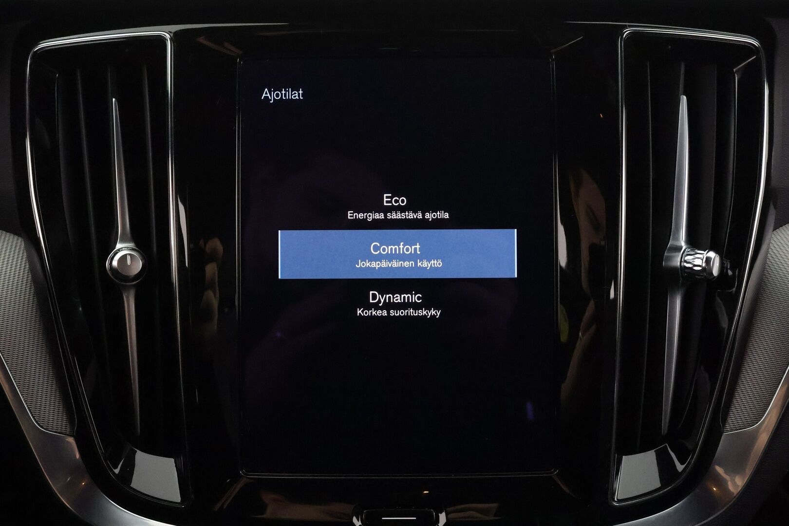 Volvo V60 2021 B5 AWD MHEV Business R-Design aut * ACC / P.kamera / Full LED / H&K / Webasto / Koukku / Muistipenkki / BLIS / KeylessGo * - Suomi-auto / Merkkihuollettu - HULLU BLACKWEEK KORKOTARJOUS 2,49%