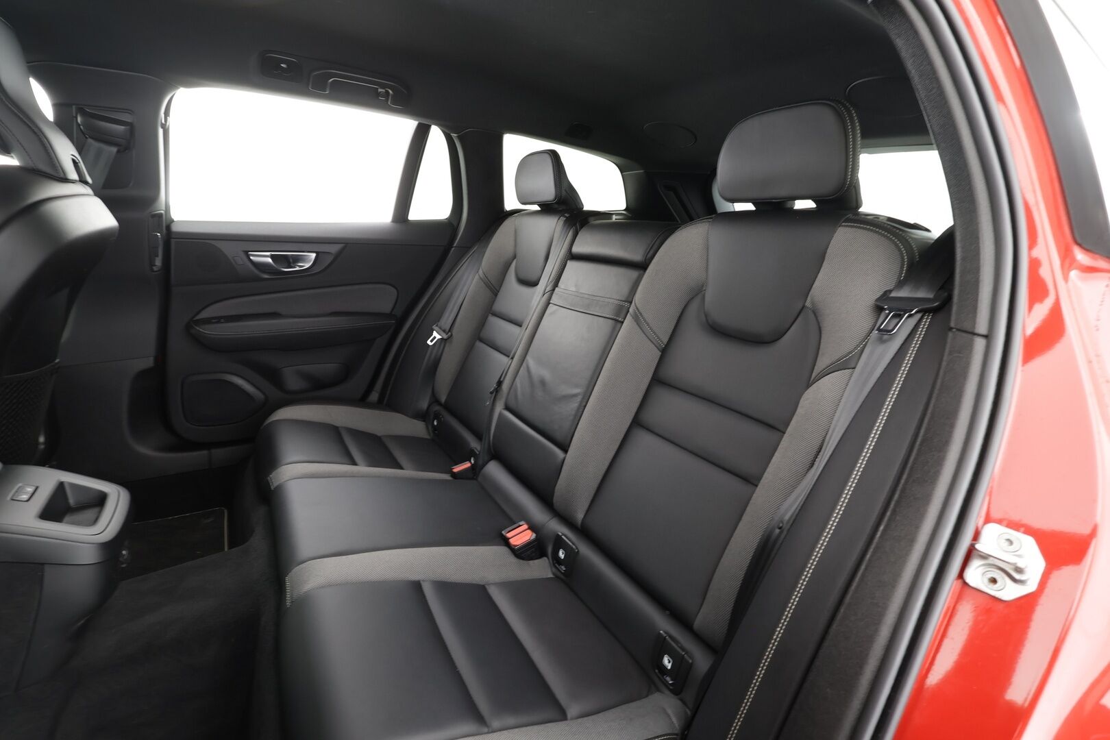 Volvo V60 2021 B5 AWD MHEV Business R-Design aut * ACC / P.kamera / Full LED / H&K / Webasto / Koukku / Muistipenkki / BLIS / KeylessGo * - Suomi-auto / Merkkihuollettu - HULLU BLACKWEEK KORKOTARJOUS 2,49%