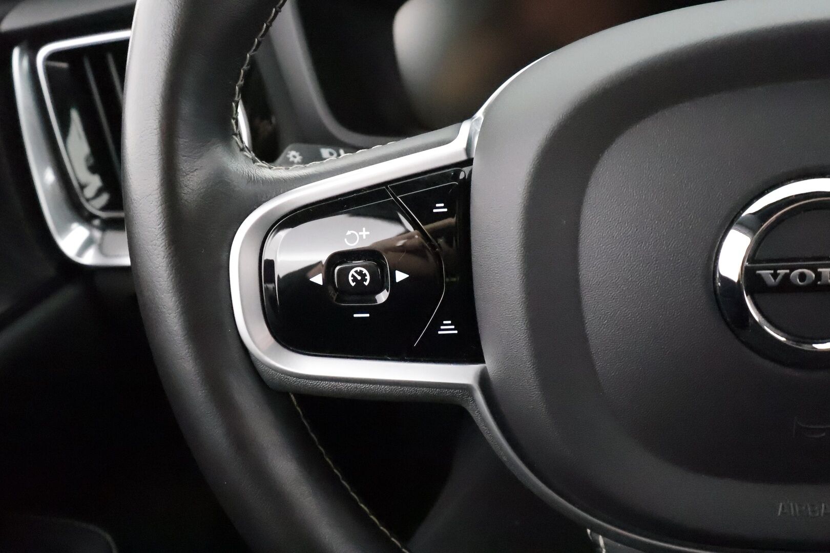 Volvo V60 2021 B5 AWD MHEV Business R-Design aut * ACC / P.kamera / Full LED / H&K / Webasto / Koukku / Muistipenkki / BLIS / KeylessGo * - Suomi-auto / Merkkihuollettu - HULLU BLACKWEEK KORKOTARJOUS 2,49%