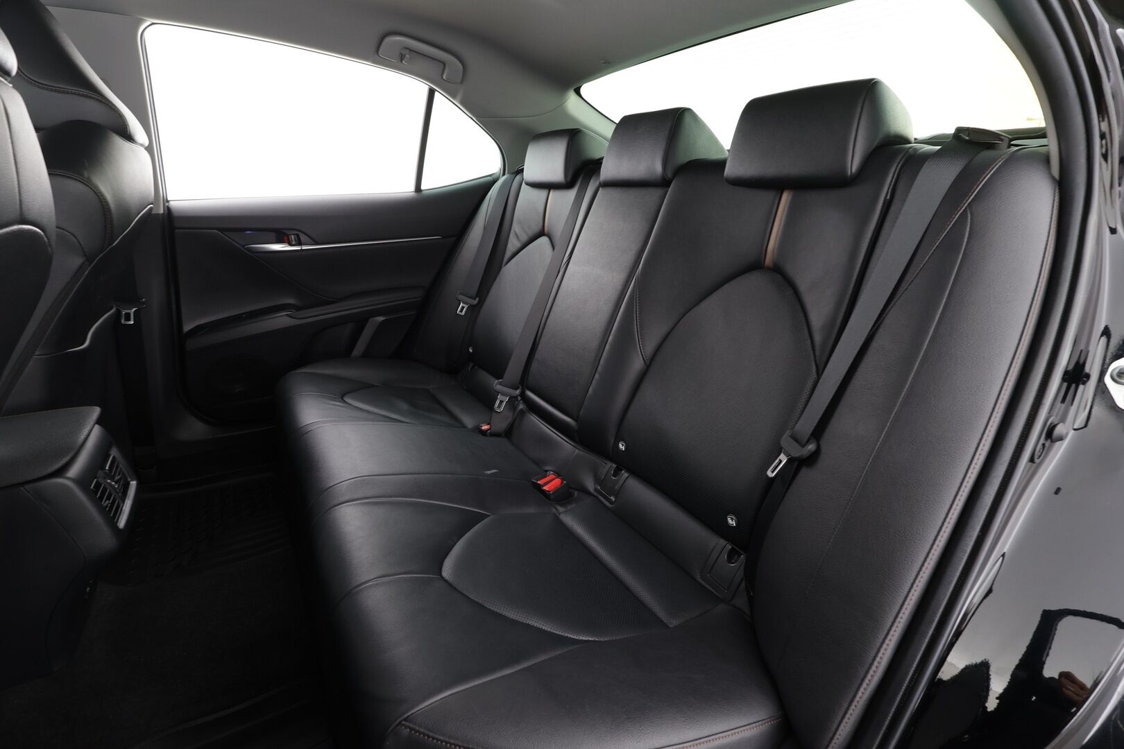 Toyota Camry 2021 2,5 Hybrid Style Business * ACC / P.kamera / LED / Navi / Sähköpenkit / KeylessGo / Lohkolämmitin / Nahat * - 1.Om Suomi-auto / Kahdet renkaat aluvanteilla