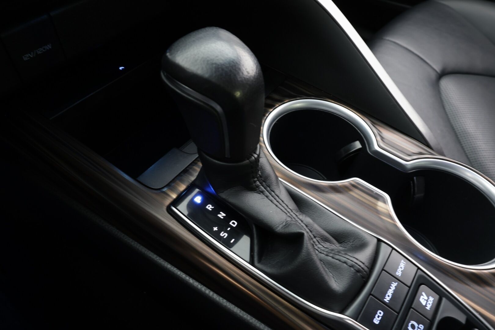 Toyota Camry 2021 2,5 Hybrid Style Business * ACC / P.kamera / LED / Navi / Sähköpenkit / KeylessGo / Lohkolämmitin / Nahat * - 1.Om Suomi-auto / Kahdet renkaat aluvanteilla