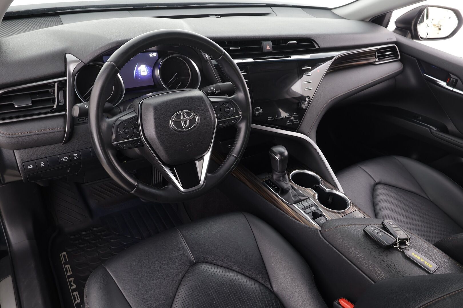 Toyota Camry 2021 2,5 Hybrid Style Business * ACC / P.kamera / LED / Navi / Sähköpenkit / KeylessGo / Lohkolämmitin / Nahat * - 1.Om Suomi-auto / Kahdet renkaat aluvanteilla