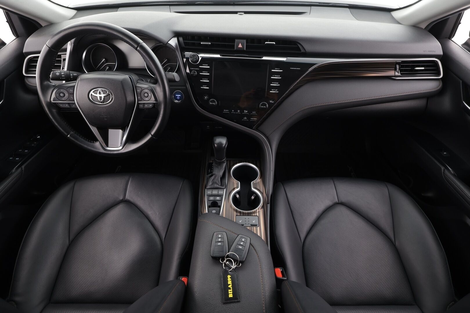 Toyota Camry 2021 2,5 Hybrid Style Business * ACC / P.kamera / LED / Navi / Sähköpenkit / KeylessGo / Lohkolämmitin / Nahat * - 1.Om Suomi-auto / Kahdet renkaat aluvanteilla