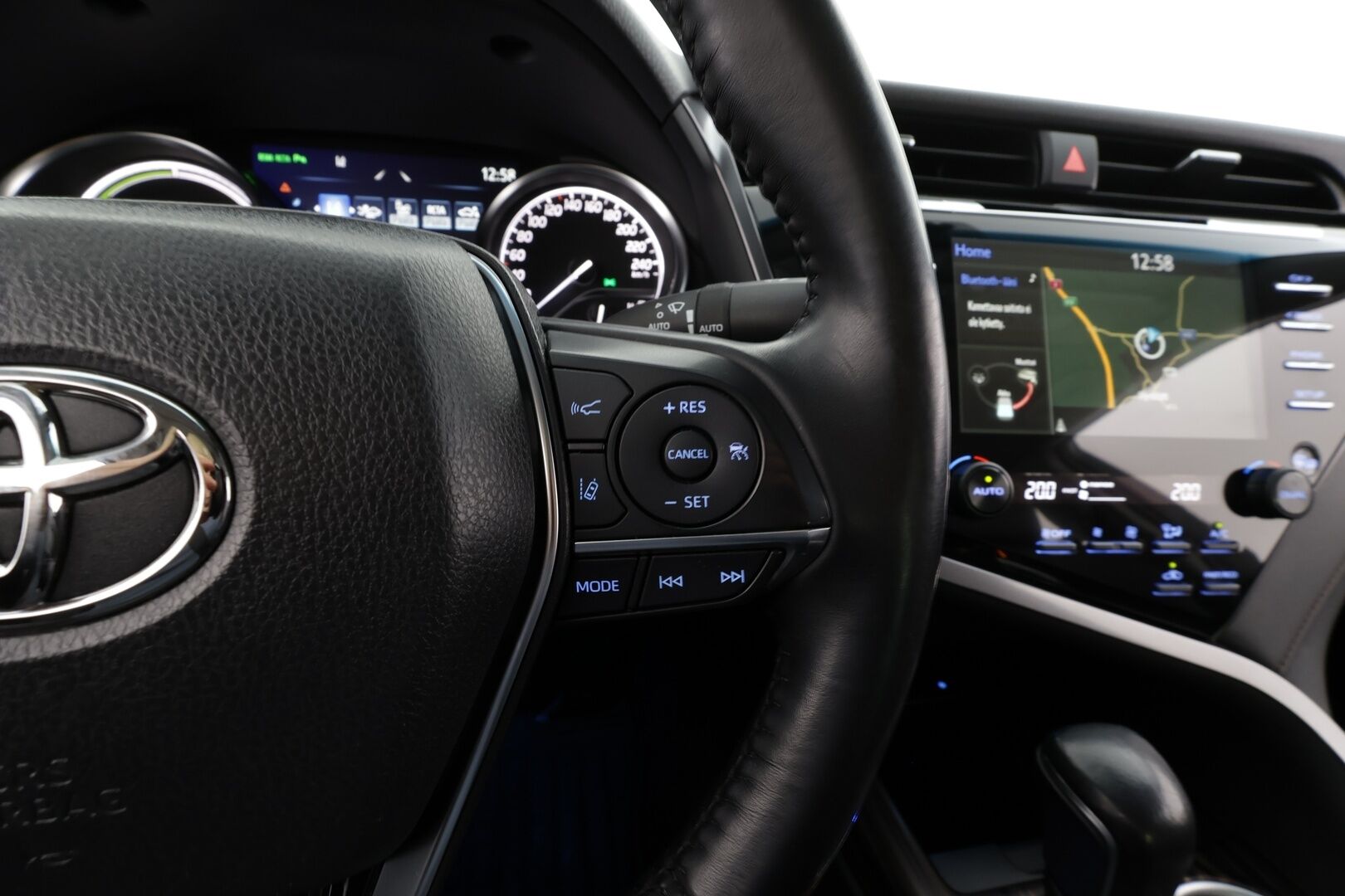 Toyota Camry 2021 2,5 Hybrid Style Business * ACC / P.kamera / LED / Navi / Sähköpenkit / KeylessGo / Lohkolämmitin / Nahat * - 1.Om Suomi-auto / Kahdet renkaat aluvanteilla