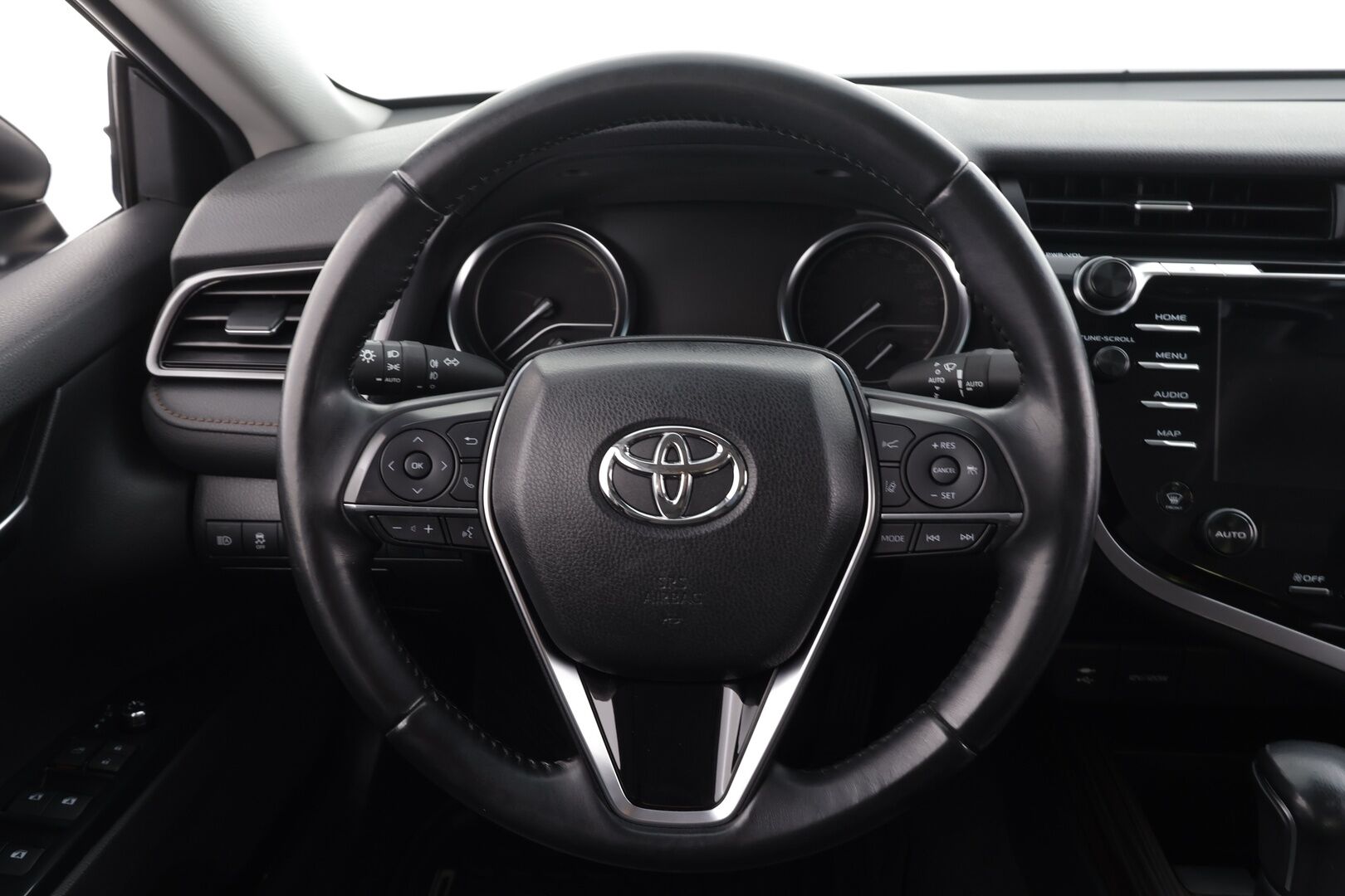 Toyota Camry 2021 2,5 Hybrid Style Business * ACC / P.kamera / LED / Navi / Sähköpenkit / KeylessGo / Lohkolämmitin / Nahat * - 1.Om Suomi-auto / Kahdet renkaat aluvanteilla